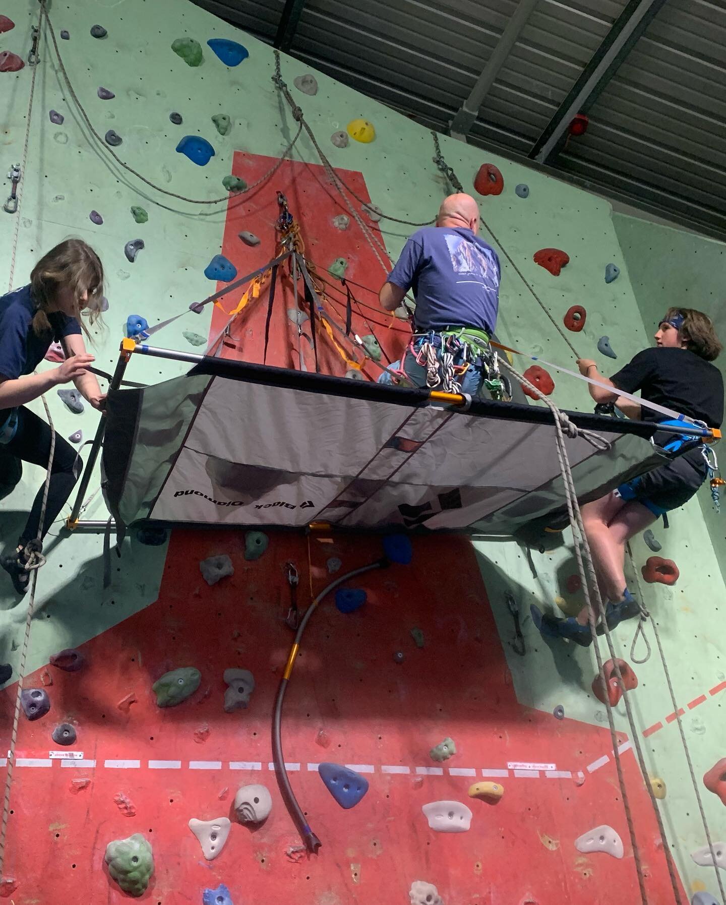 Great to do something a little different last night..
Mike Smith Mountaineering @smudgethegerbil brought his @blackdiamond portaledge to the classes and gave a crash course on setting them up.
Think there&rsquo;s a few aspirant big wall climbers in t