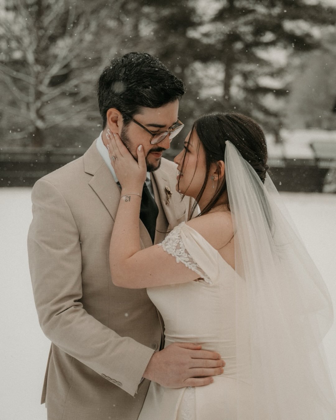 favorite ( &amp; most underrated ) wedding season ❄️

&bull;&bull;&bull;

Venue: @willowdaleestate
Photographer: @talesofsonder
Second/Associate Shooter: @hfitchphotography 
DJ: @makeamarkevents
Florist: @debmag72
Makeup: @beauty_by_mariachristina
Ha