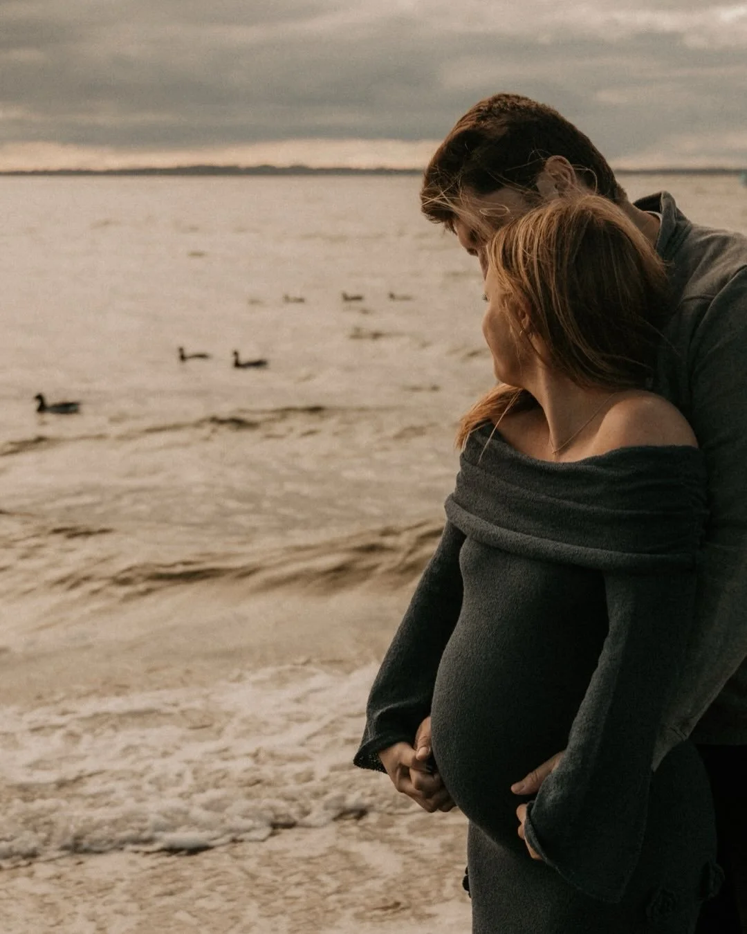 some favorites from this cute, winter maternity session by the sea 💛