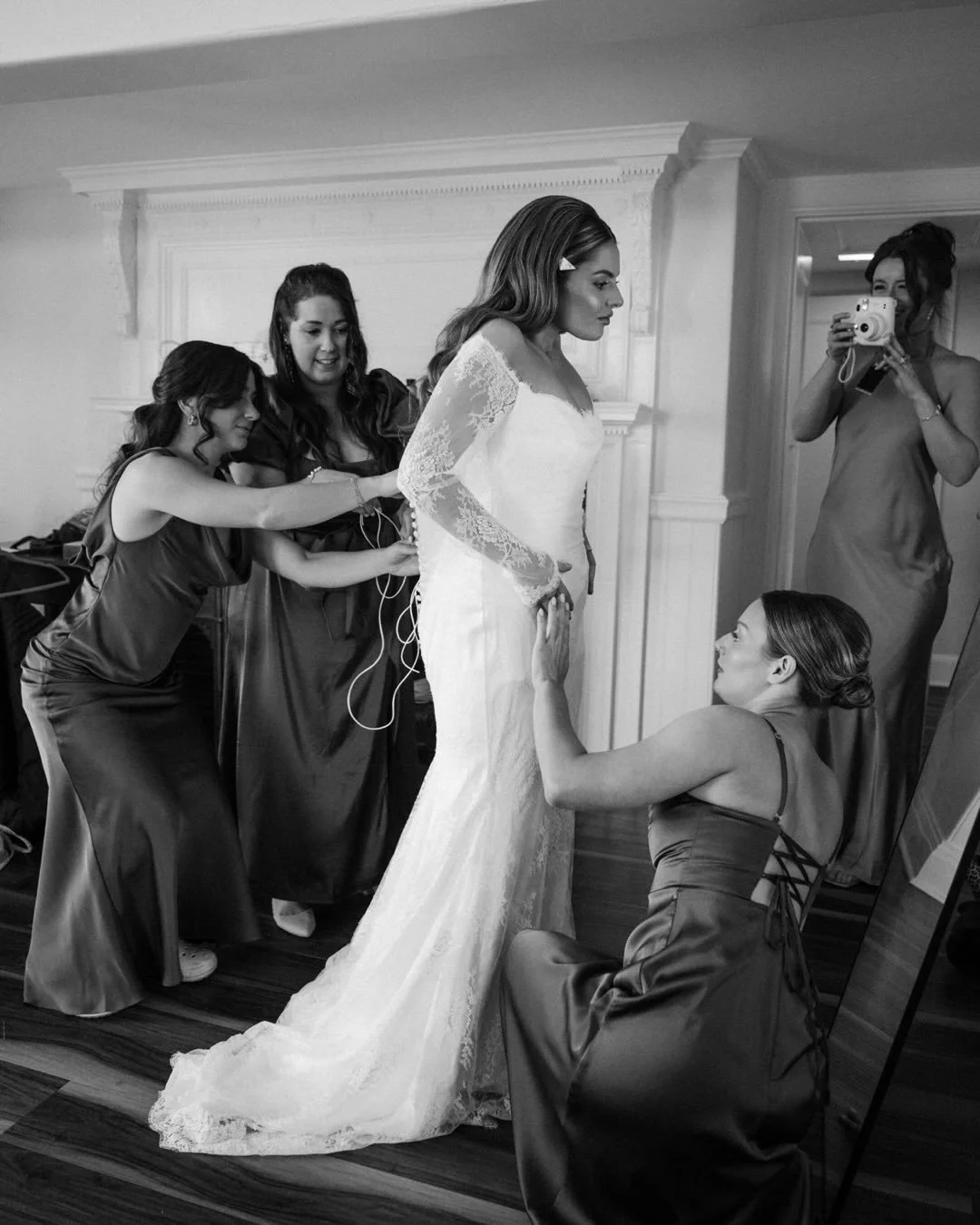 The glam, the cake, the casino, every little detail&hellip;. What a way to start 2026. Congratulations Amanda &amp; Derek! Thanks for throwing a damn good party. 🎰🍸🍾🪩💍

Venue: @oceancliffnewport
Planner: @ashleylynnweddingsevents
Photo &amp; Vid