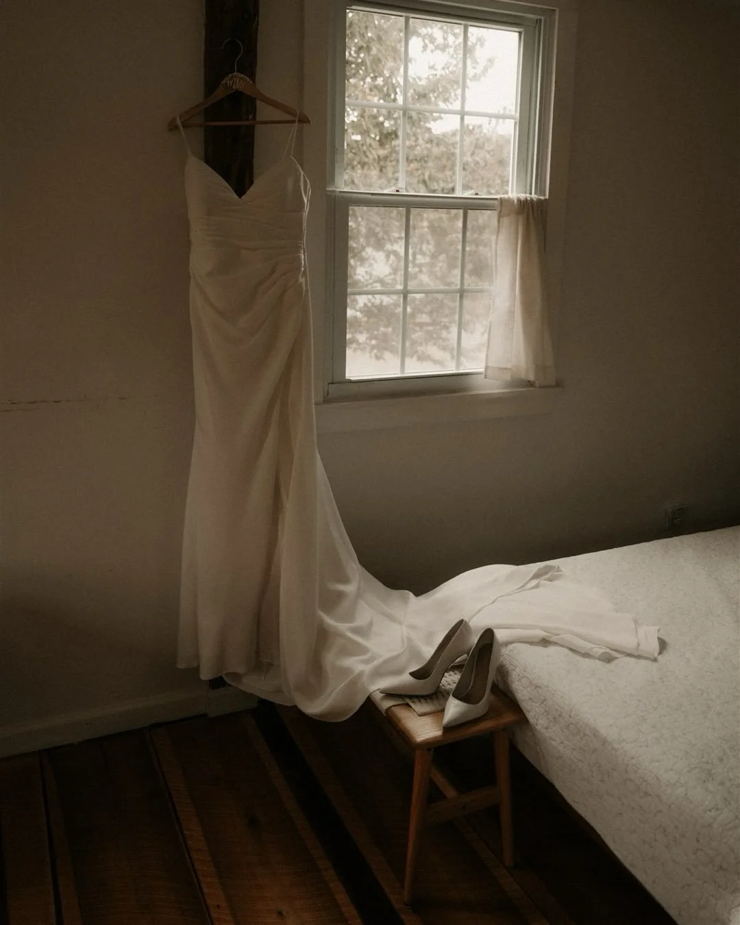Some of my favorite moments from this beautiful, greenhouse wedding in Connecticut 🪴🌭💍🎂✨

Venue: @thegardensatstonepostkey 
Planner: Nicole, @prettypeonyplanning 
Photography: @talesofsonder
Second Shooter: @dsbmoments 
Dress: @mariella_creations