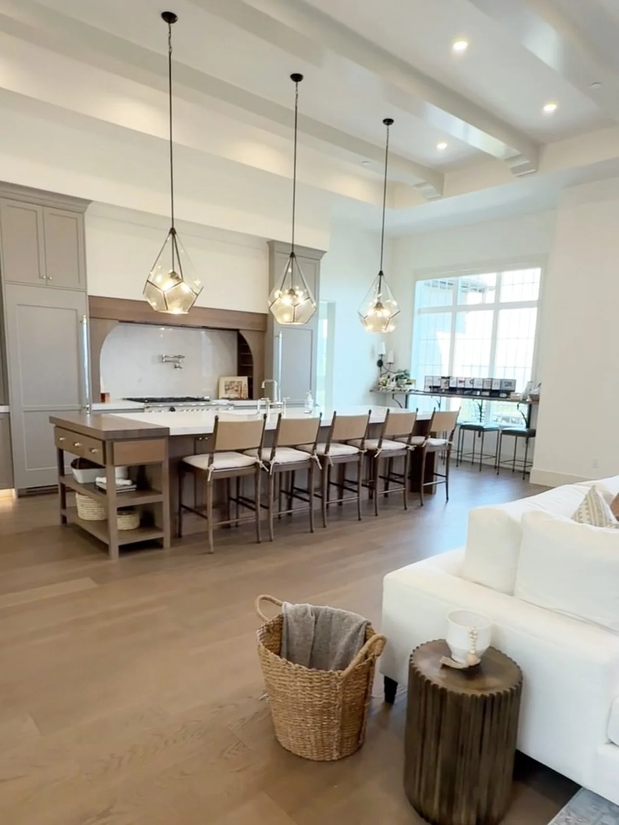 Type LINKS for details on this home and the community!!

Have you seen this stunning Summit Creek home yet?

I toured it during the Utah Valley Parade of Homes and loved every corner I turned! Annnd the best part? It&rsquo;s for sale right now!

Type