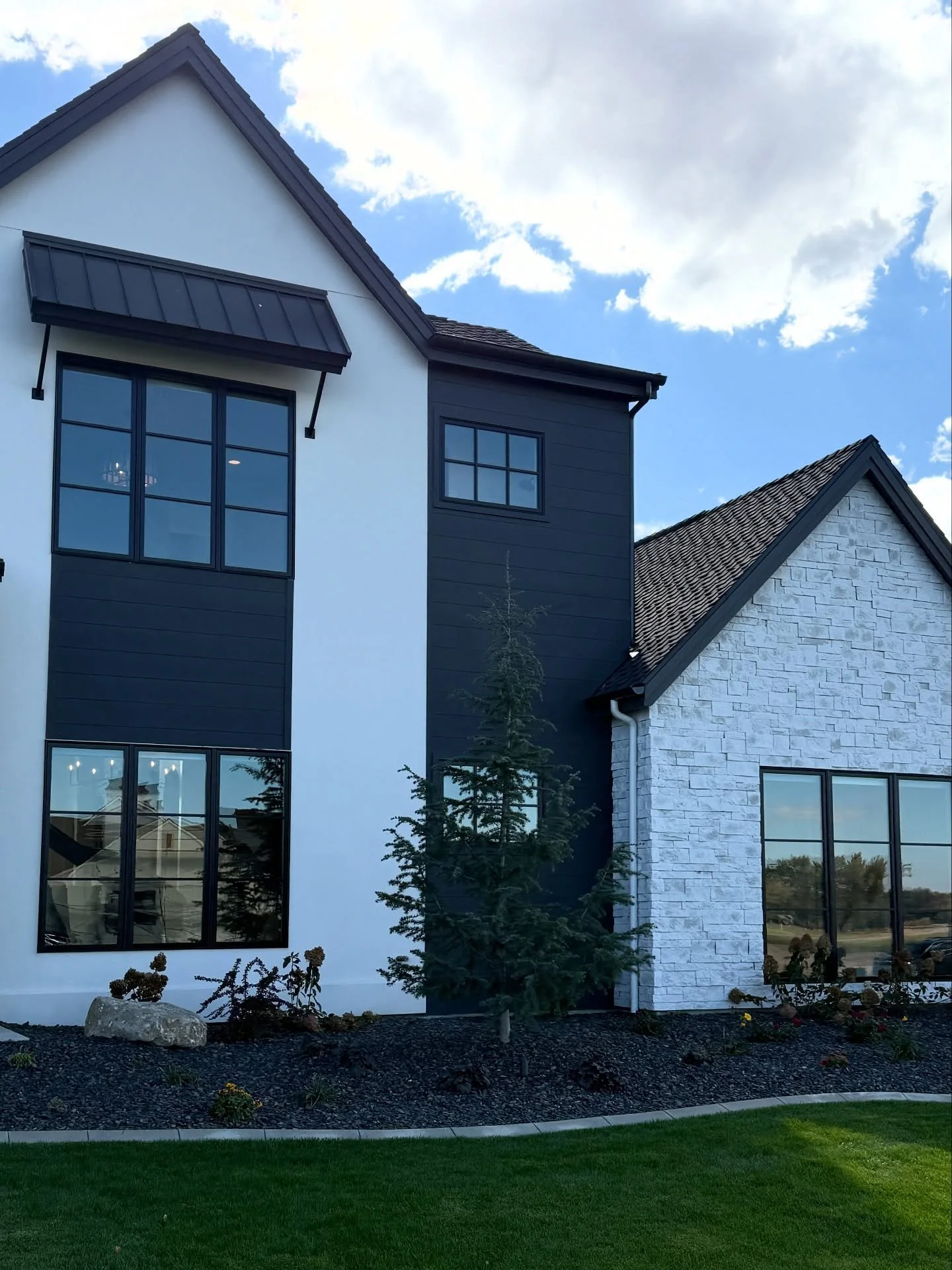 I had the opportunity to tour this home recently and it completely knocked my socks off!! the indoor outdoor living spaces, the incredible details, annnd can we talk about the indoor pickleball court??? That alone was next level, truly unbelievable. 