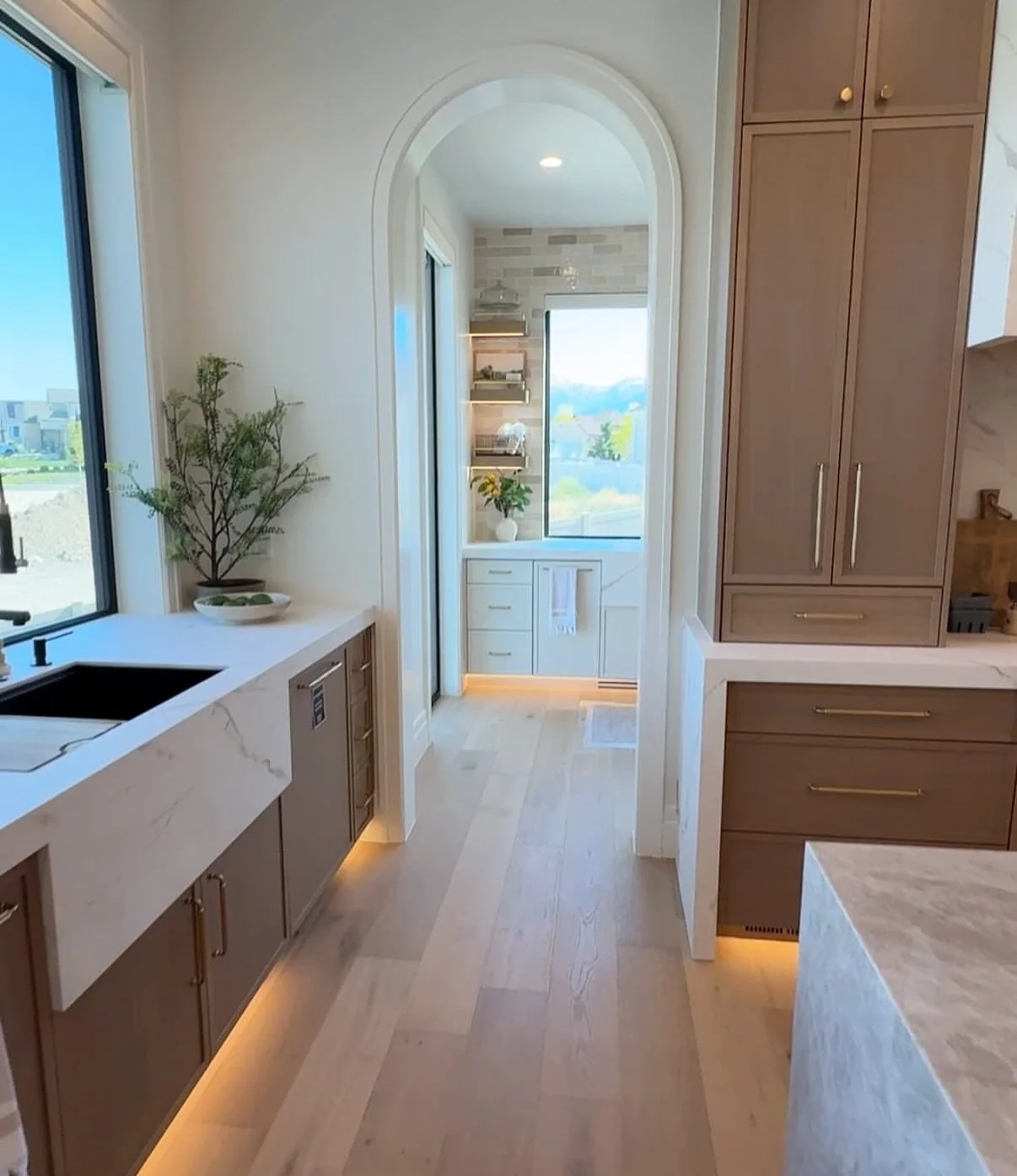 Comment TOUR for a full walkthrough of this incredible home!

As Eric and I continue building @cripplecreekhome with our incredible build and design team, @estait_construction I&rsquo;ve been loving the idea of adding an archway like this from the ki