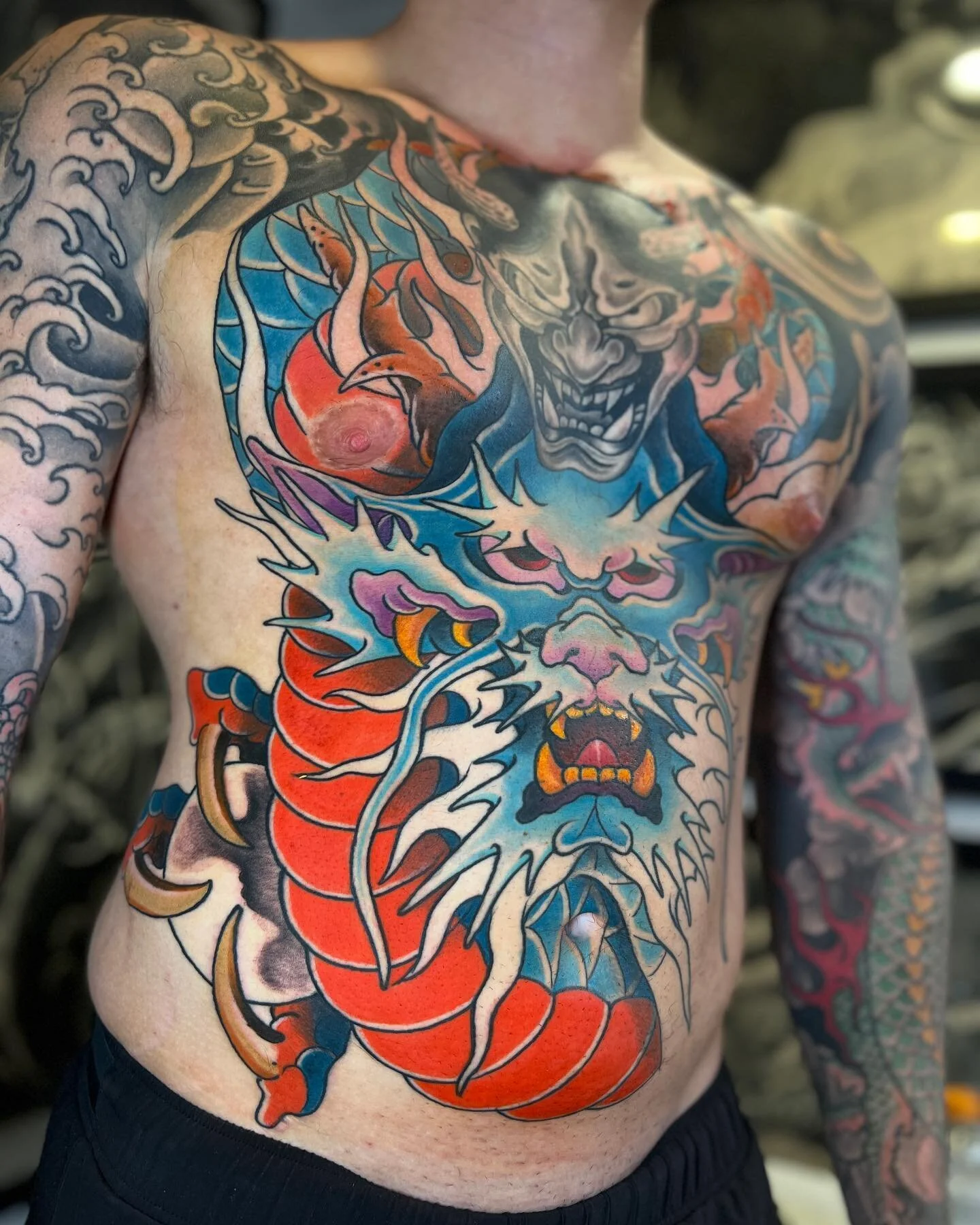 Tattooed in 4 sessions for Kevin's @kp_actual warrior, we need to finish the flames, and continue the dragon's body, the mask is not mine, but we will try to give it color.  thanks for watching.
@gurutattoo @thesolidink @avatattoosupplyofficial @jcon