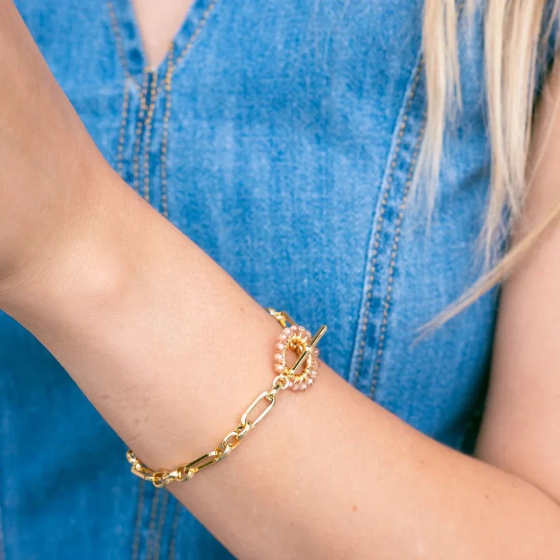 CHAMPAGNE Fob bracelet model.webp