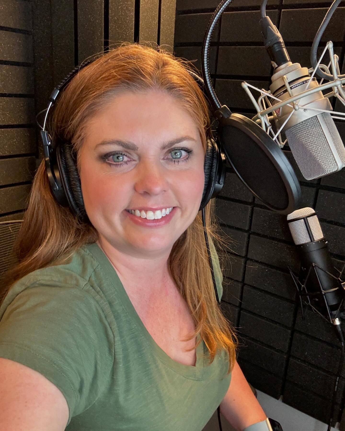 Spending the evening in the booth! First, as a student for a workshop, then as the teacher for my Business of VO class with @voice.masters ! #alwayslearning 
.
.
.
#voiceovers #voiceoverartist #voiceoveractor #voiceactor #voiceoverlife #voiceoverwork