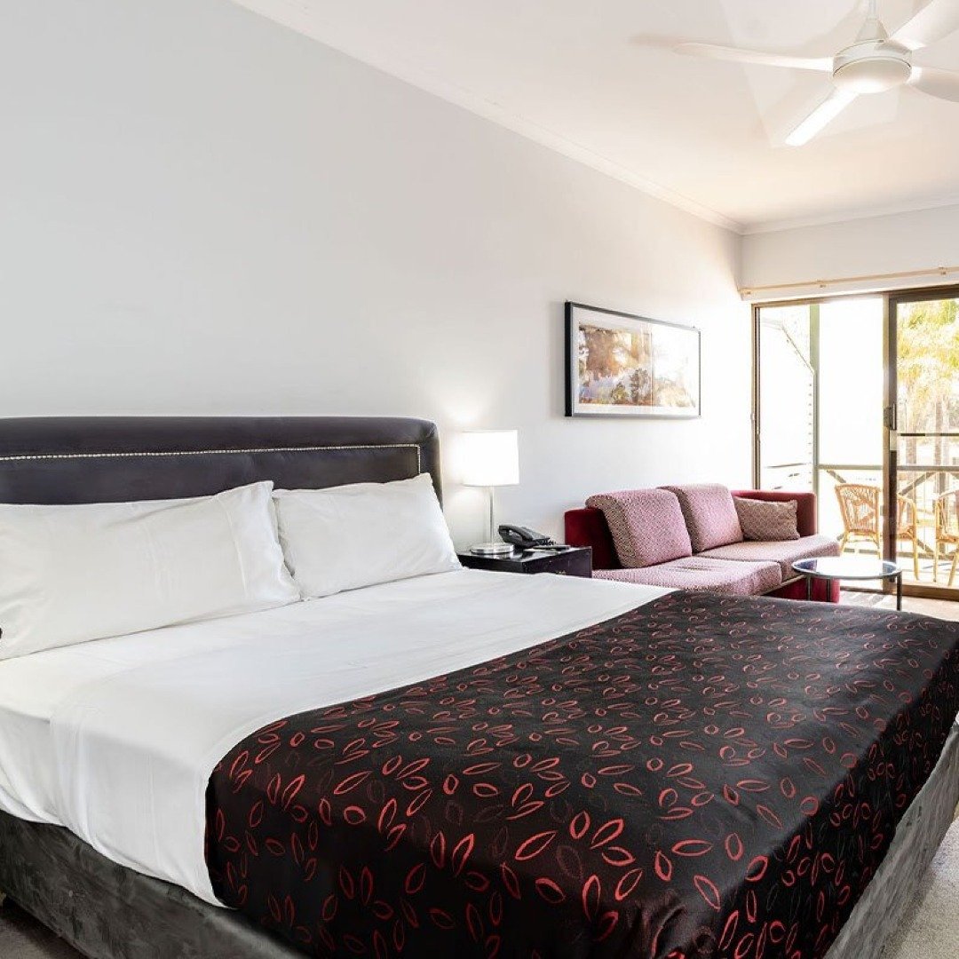 The Balcony Family room is perfect for families or small groups 🛏️, with stunning views of the Murray River from the balcony.

Book your stay now through the link in our bio.