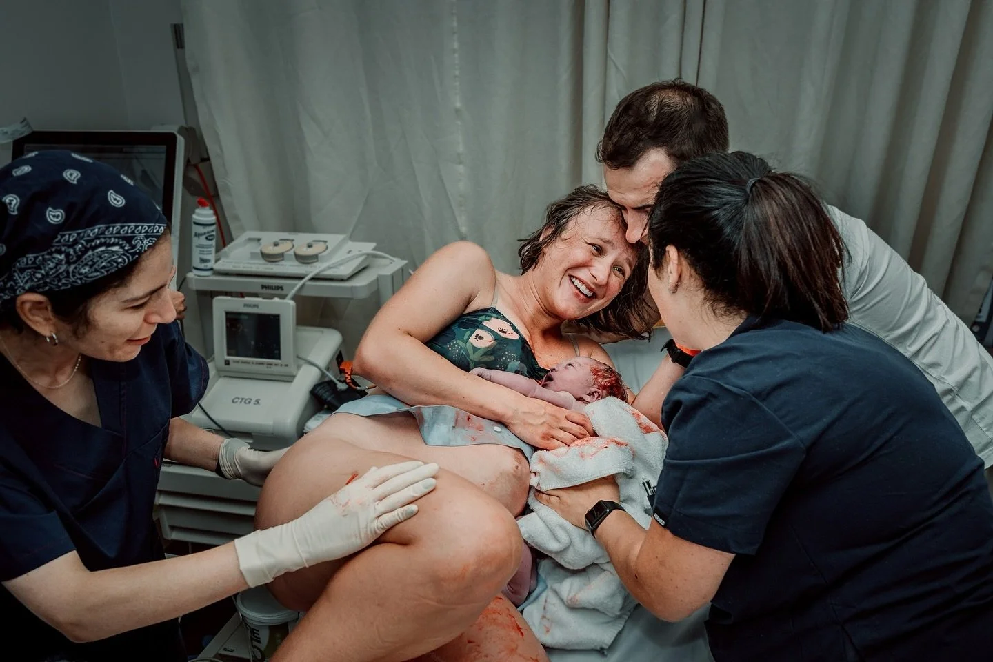 I honestly find it so hard to caption my images sometimes. There&rsquo;s really no words needed with moments like this. 🤷🏼&zwj;♀️💫 #ididit #proudmama #thisisbirth #melbournebirthphotographer