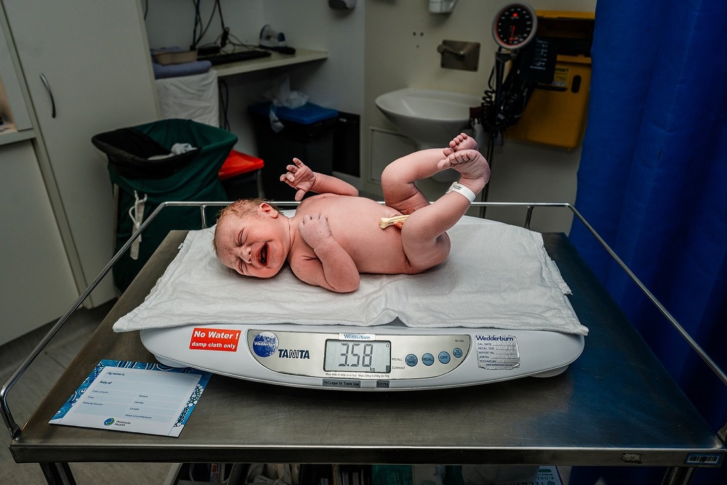Baby stats! Why is the weight one of the first questions asked of new parents? 🤔 #whatdotheyweigh #babystats #babyweight #doulamelbourne #melbournebirthphotographer