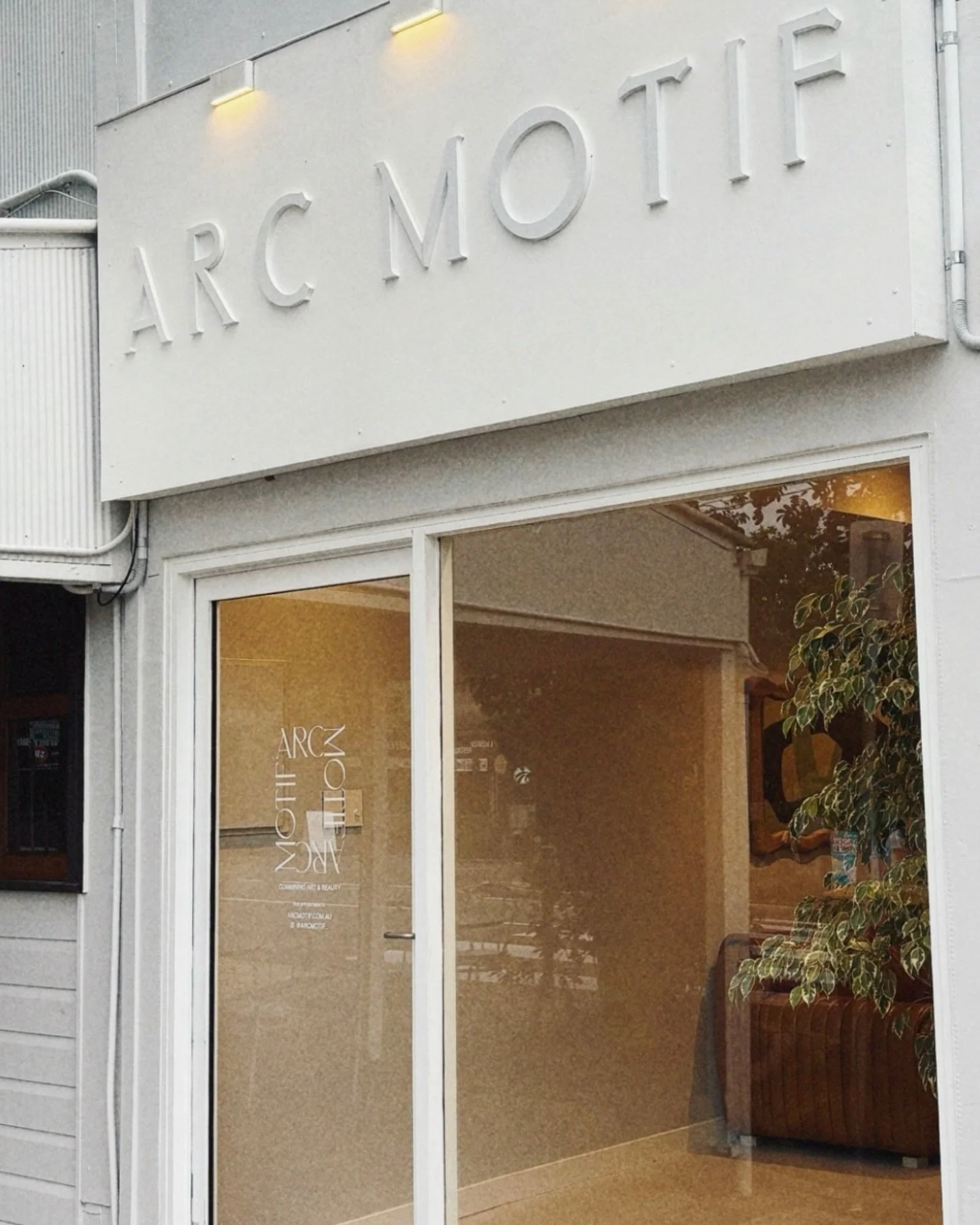 You&rsquo;ve been asking&hellip; here&rsquo;s a peek at the finer touches that shape Arc Motif. 

#ArcMotif #BrisbaneBrows #BrowStudioWithSoul #BeautyWithIntent #BrisbaneBeauty #BoutiqueStudio #BrowVibes #IntentionalLiving #SlowBeauty #CreativeSpaces