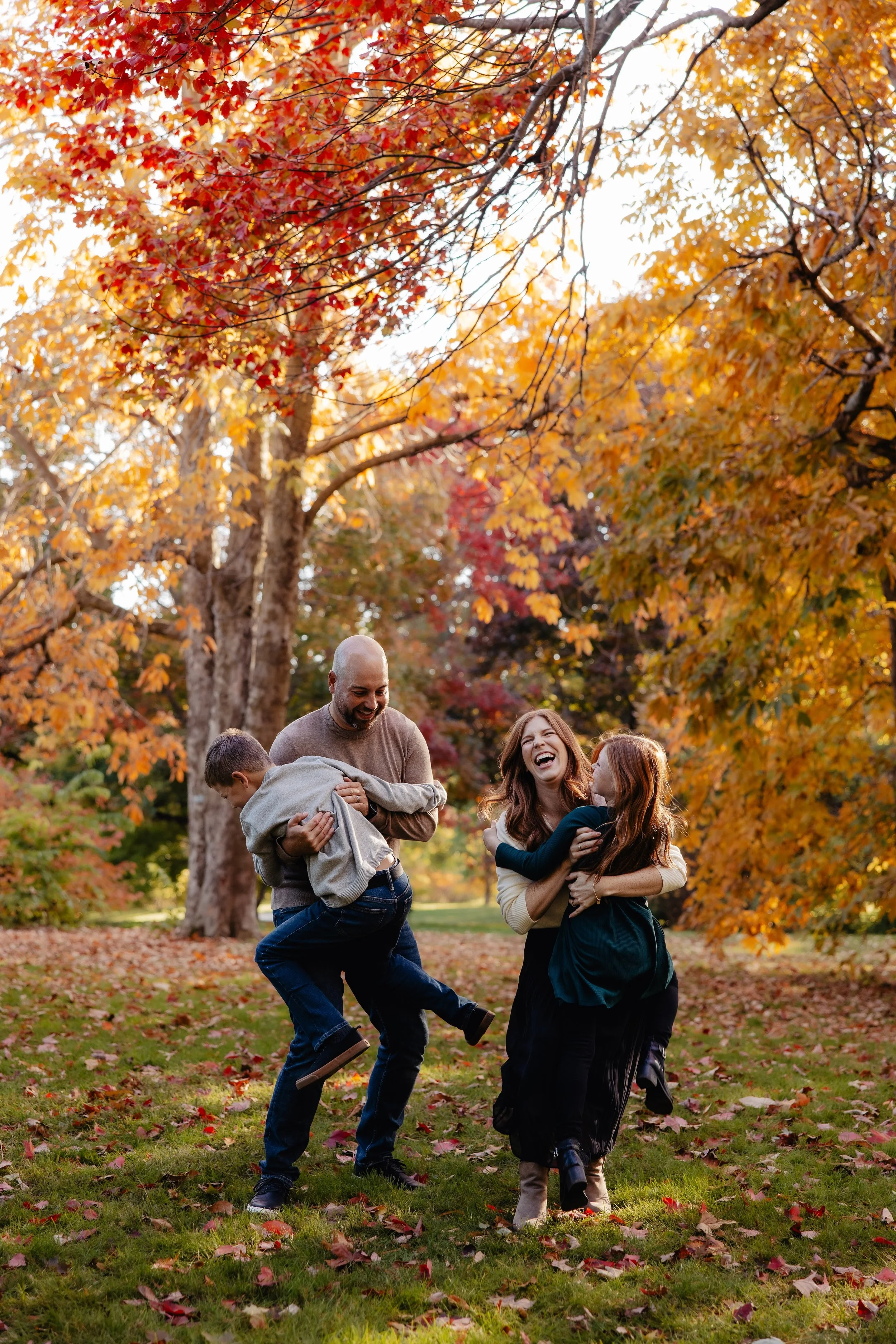 A FAMILY AT THE ARBORETUM DOING A FAMILY PHOTOSHOOT IN OTTAWA
