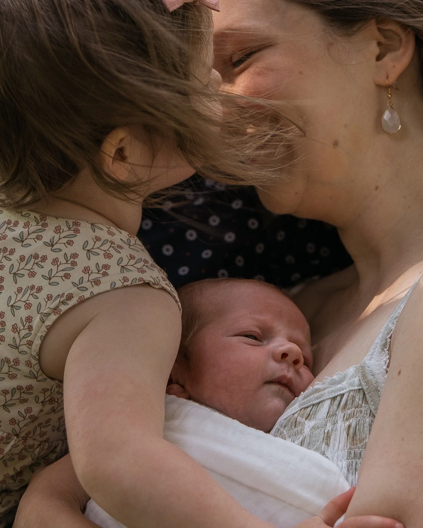 When you take the lifestyle newborn session and make it your own by taking it outside at your family farm, you get gorgeous, authentic, family photos with your new babe (and maybe a calf&hellip;) 

At home family sessions have easily become my favour