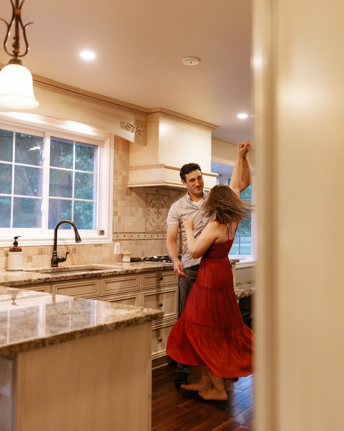 Did you know December is the most popular month for people to get engaged? 

I think it&rsquo;s all the twinkly lights, haha. 

While S + A didn&rsquo;t do their engagement session in December (the green grass gives it away) they did lean FULLY into 