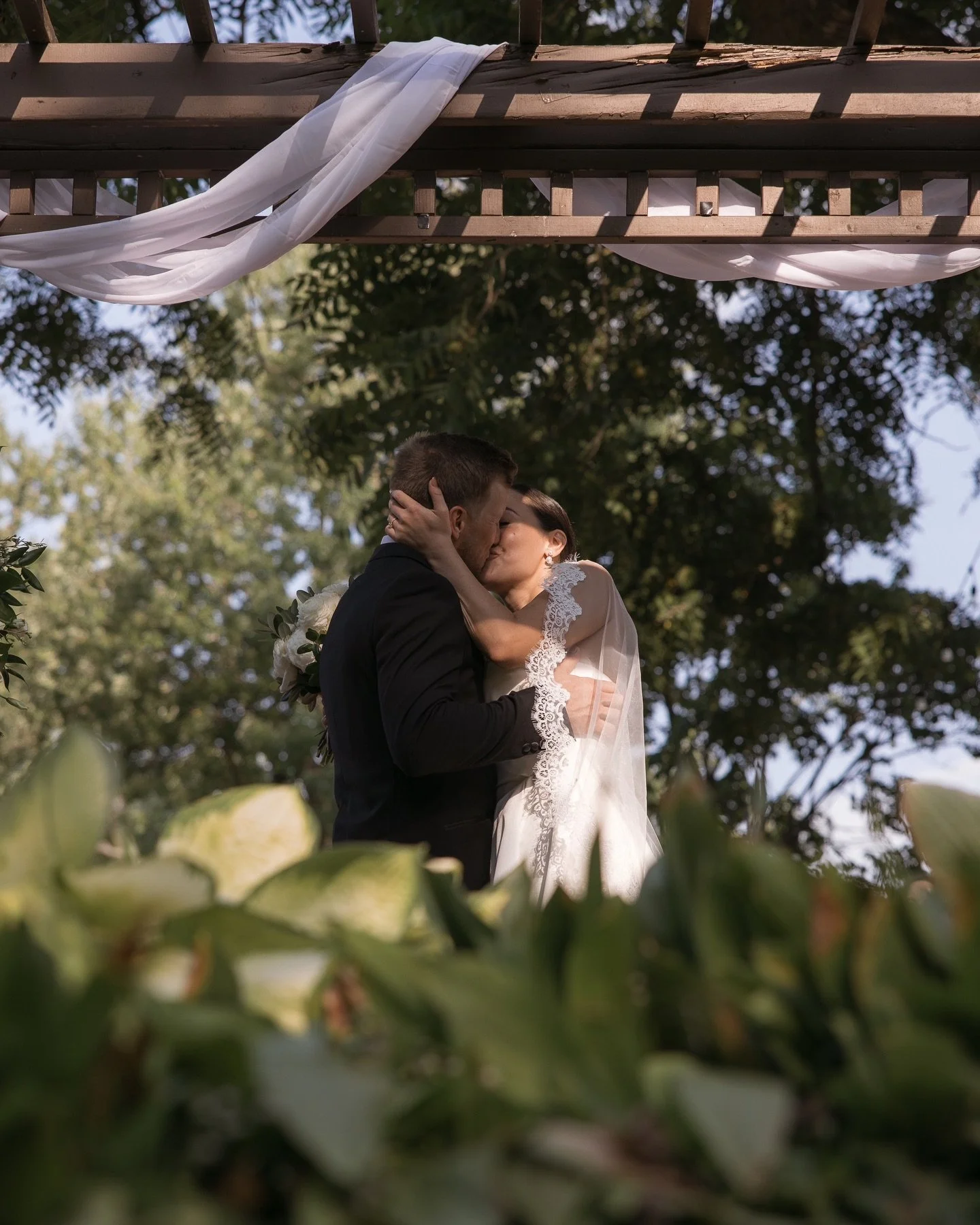 Dreaming of gorgeous summer weddings as I watch the snow melt outside ☀️💍

This gorgeous wedding was on a perfect august day, hot but not too hot, sunny but held at the gorgeous @strathmere1865 so the full sun meant brilliant indoor light in their h