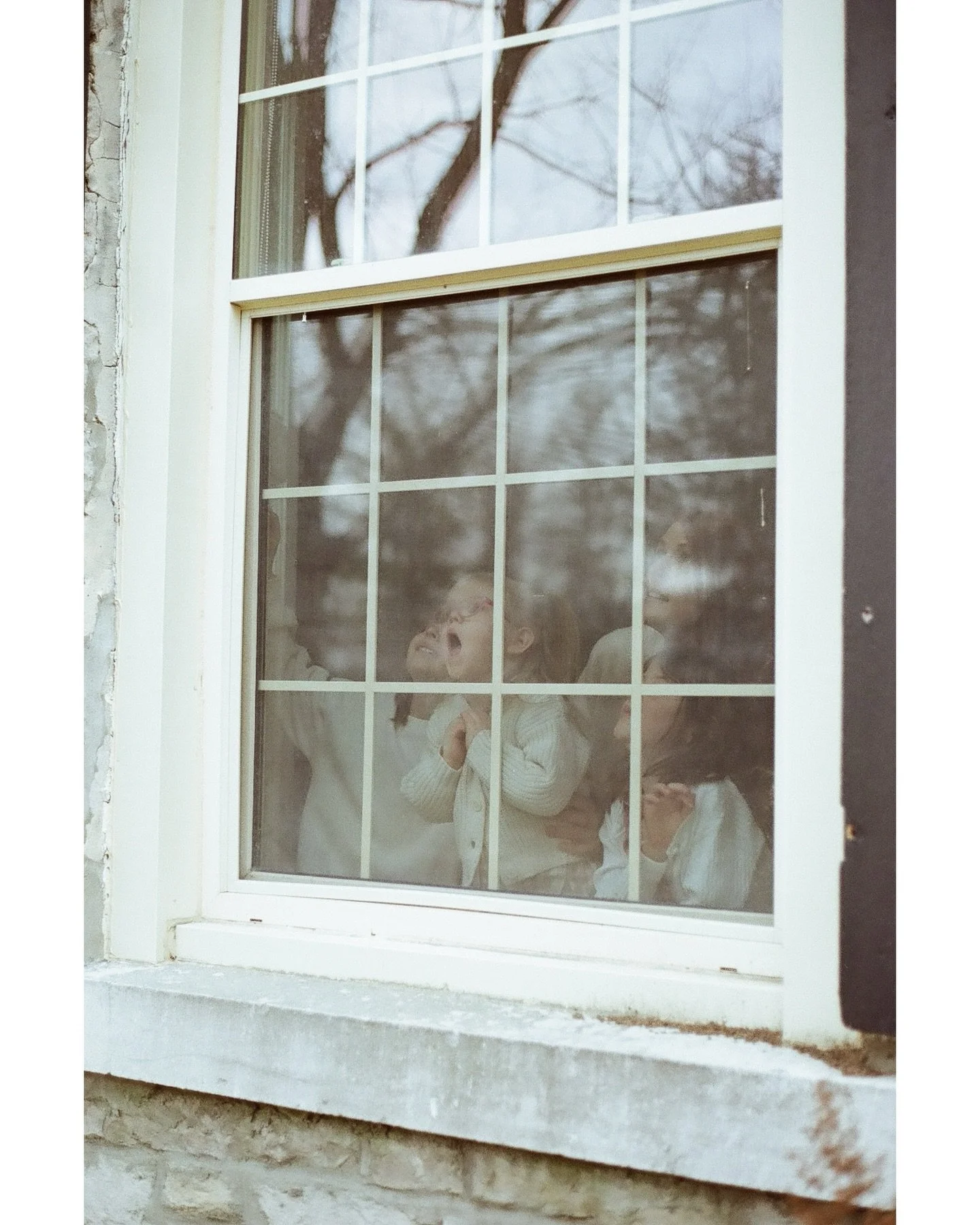 Childhood on film ✨🎞️

Kodak Gold 200, Canon AE1, shot at @strathmere1865 

&mdash;&mdash;

#childhoodonfilm #kodakgold #filmphotography #galaxycameraottawa #ottawafamilyphotographer @heartfulmagazine @famfeatures @authenticlovemag @themotherhoodant