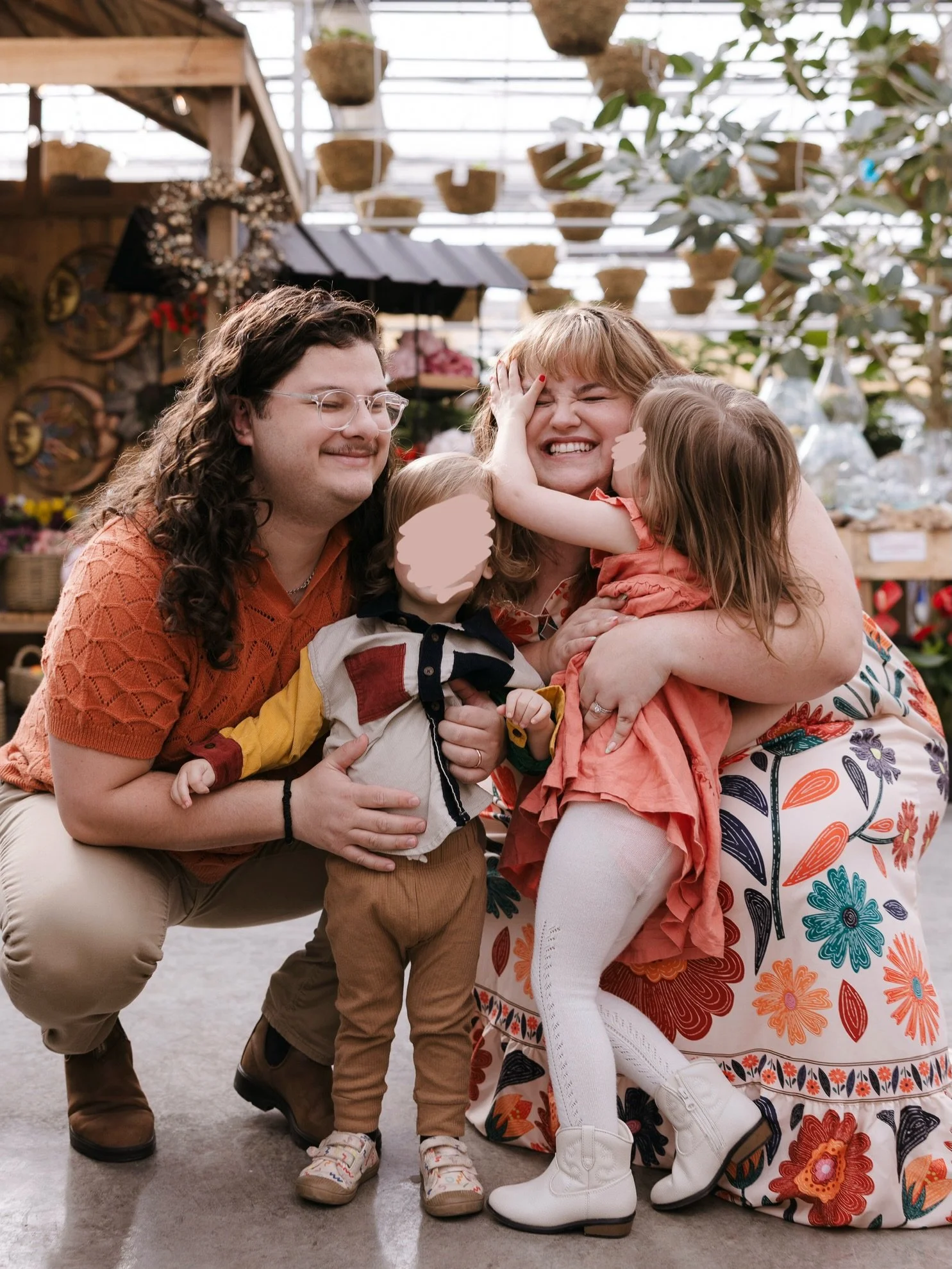 Greenhouse sessions are PERFECT for families who don&rsquo;t want &lsquo;outdoor&rsquo; but want ~outdoor~ 

Iykyk 

The colours? PHENOMENAL! The lighting? PERFECTION! Space to run and play? SAY LESSSSSS

&mdash;&mdash;

Venue: @robertplantegreenhous