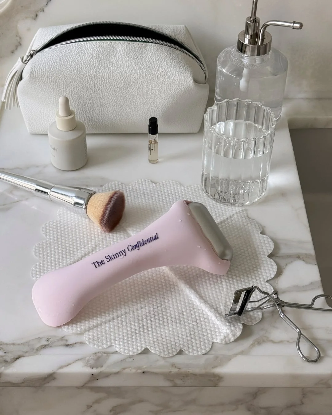 A peek into the world of elevated beauty rituals 💫 @theskinnyconfidential So excited about this project!

Social management, design, and strategy by @studiojune.la