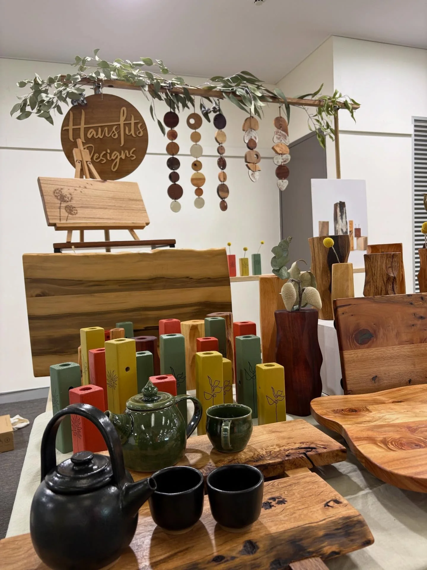 Big plans to do a time lapse video of bumping-in here @handmadecanberra &hellip; and &hellip; phone died! 

Thanks to Julie, founder of HMC, for snapping some end-of-setup photos of my nearly finished (and soon-to-be-rearranged) stall. 

🍃Market ope