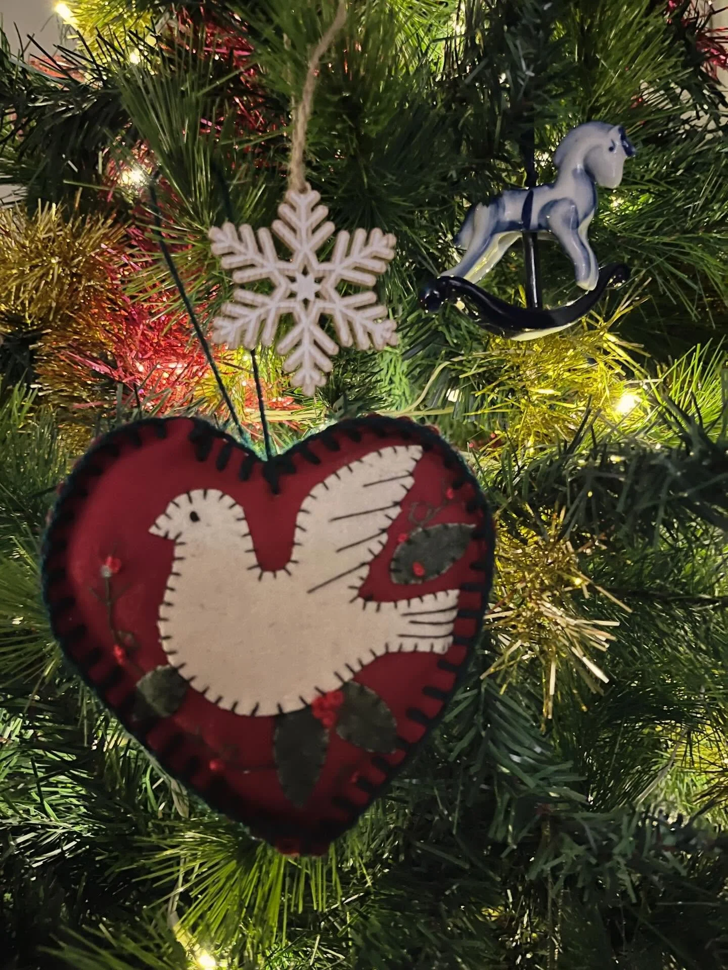 Wishing everyone a joyful, peaceful Christmas Day. It&rsquo;s a day for giving and sharing moments with family &amp; friends&hellip; to connect, laugh and appreciate each other. Life brings us tough times, we mourn those we&rsquo;ve lost, so today I 