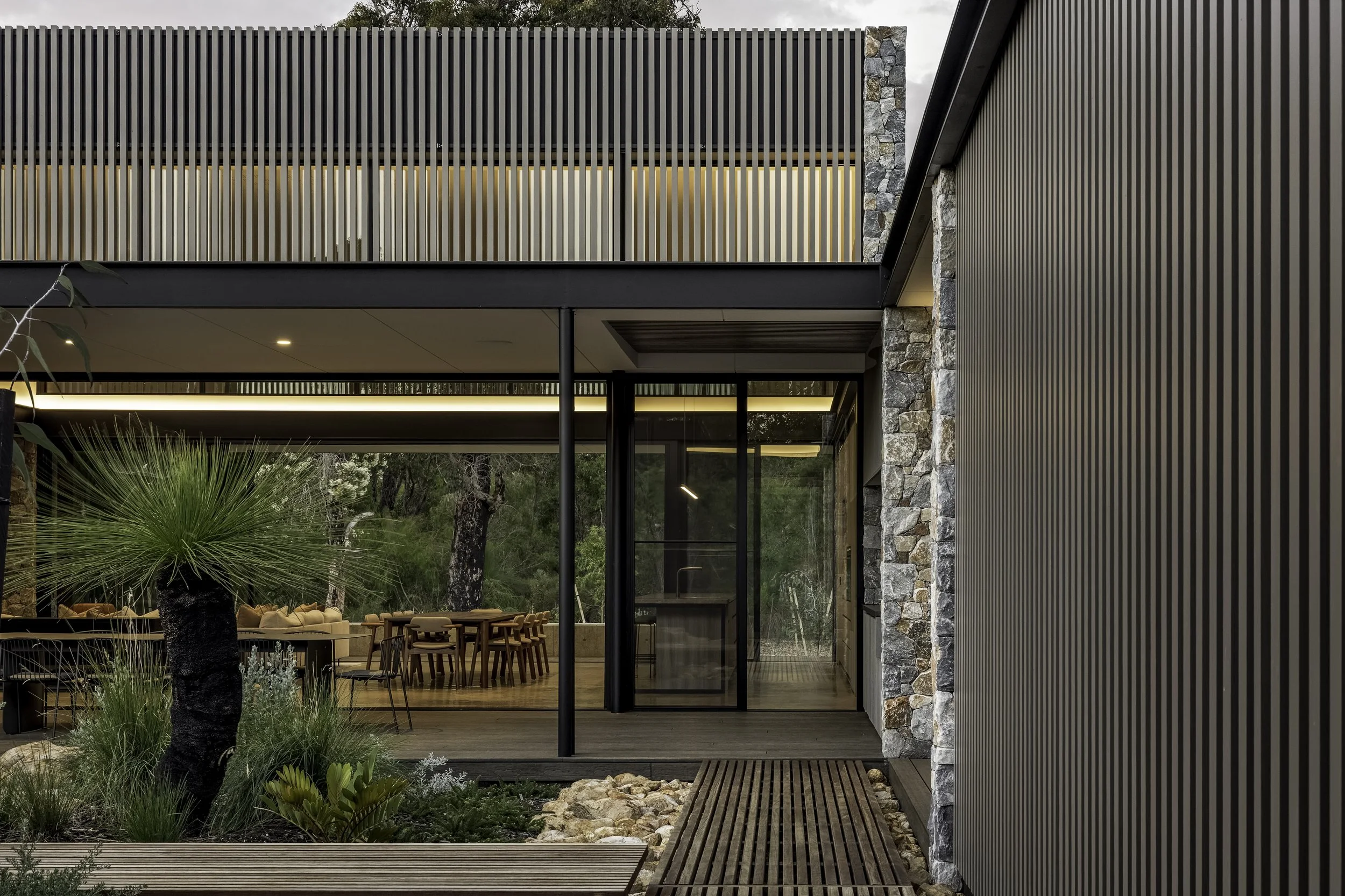 Caves5624_Externals_Alfresco_Courtyard-24.jpg