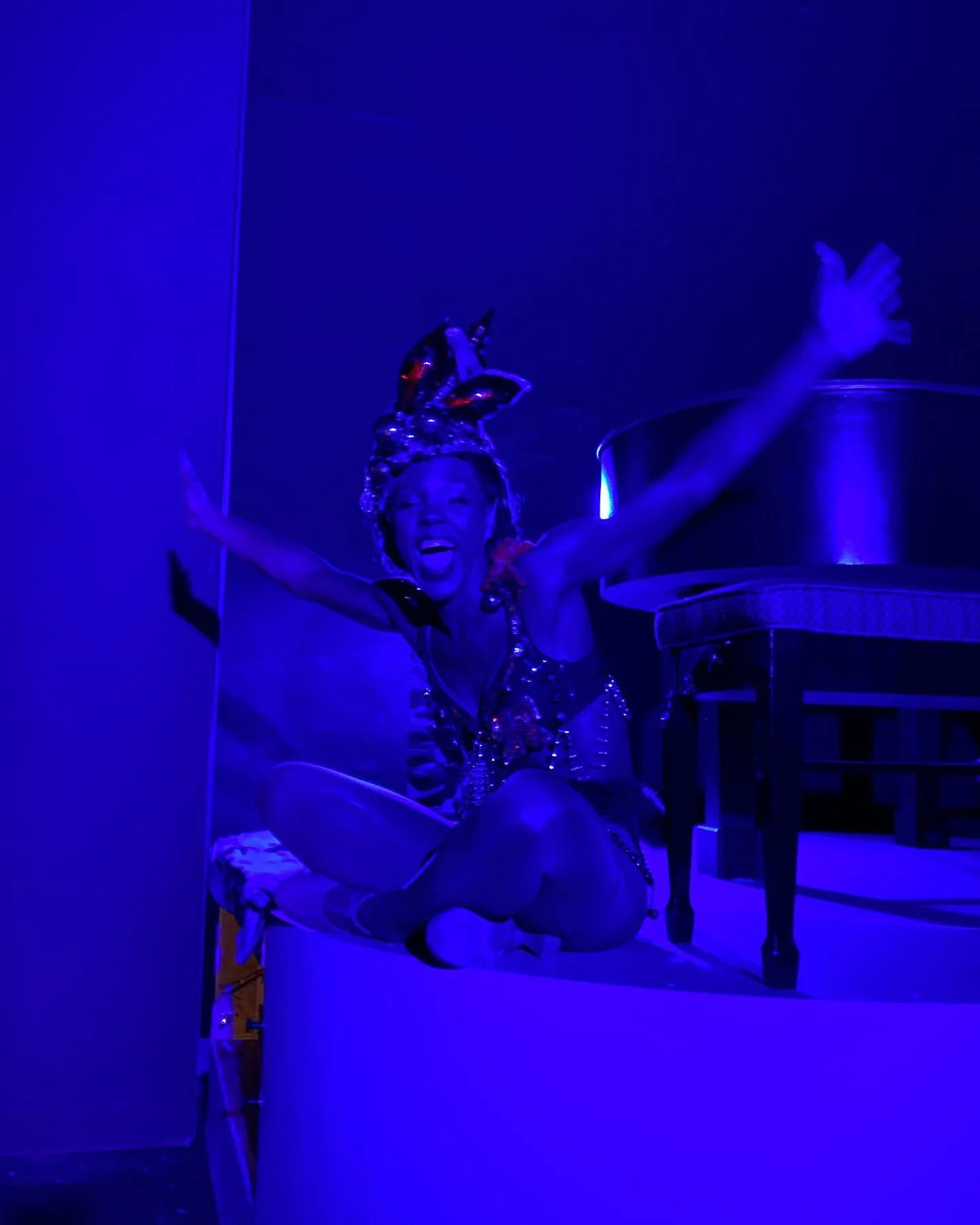 blue h o l i d a y s
&bull;
&bull;
&bull;
Captured by: @elspethiona (thank you @happymeahl for calling out the phot opp)
&bull;
&bull;
&bull;
#blue #cheese #jazz #snazzy #blur #fultontheatre #caught #backstage #captured #happy #sad #upways #downways 