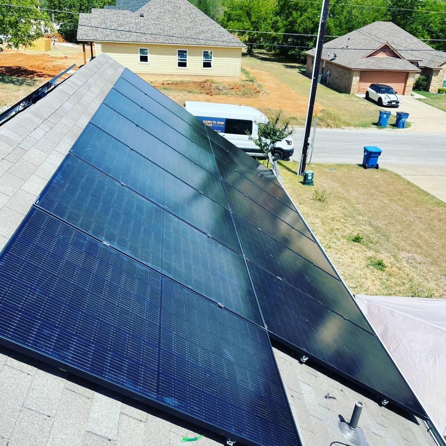 We love to start the week off with a solar installation! Record breaking heat waves in San Antonio and Houston over the weekend, and electric rates up 30-70% from last year have us incredibly busy helping homeowners take control of where they get the