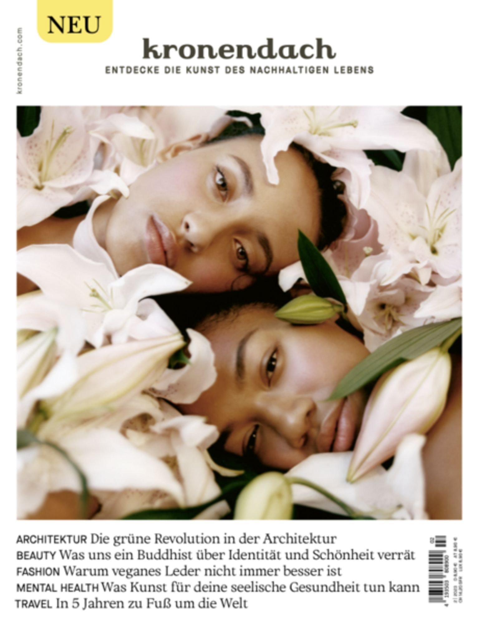 Zwei Frauen liegen inmitten von weißen Lilien, ihre Gesichter sind teilweise von den Blumen umgeben, beide haben dunkle Haare und schauen verträumt in die Kamera.