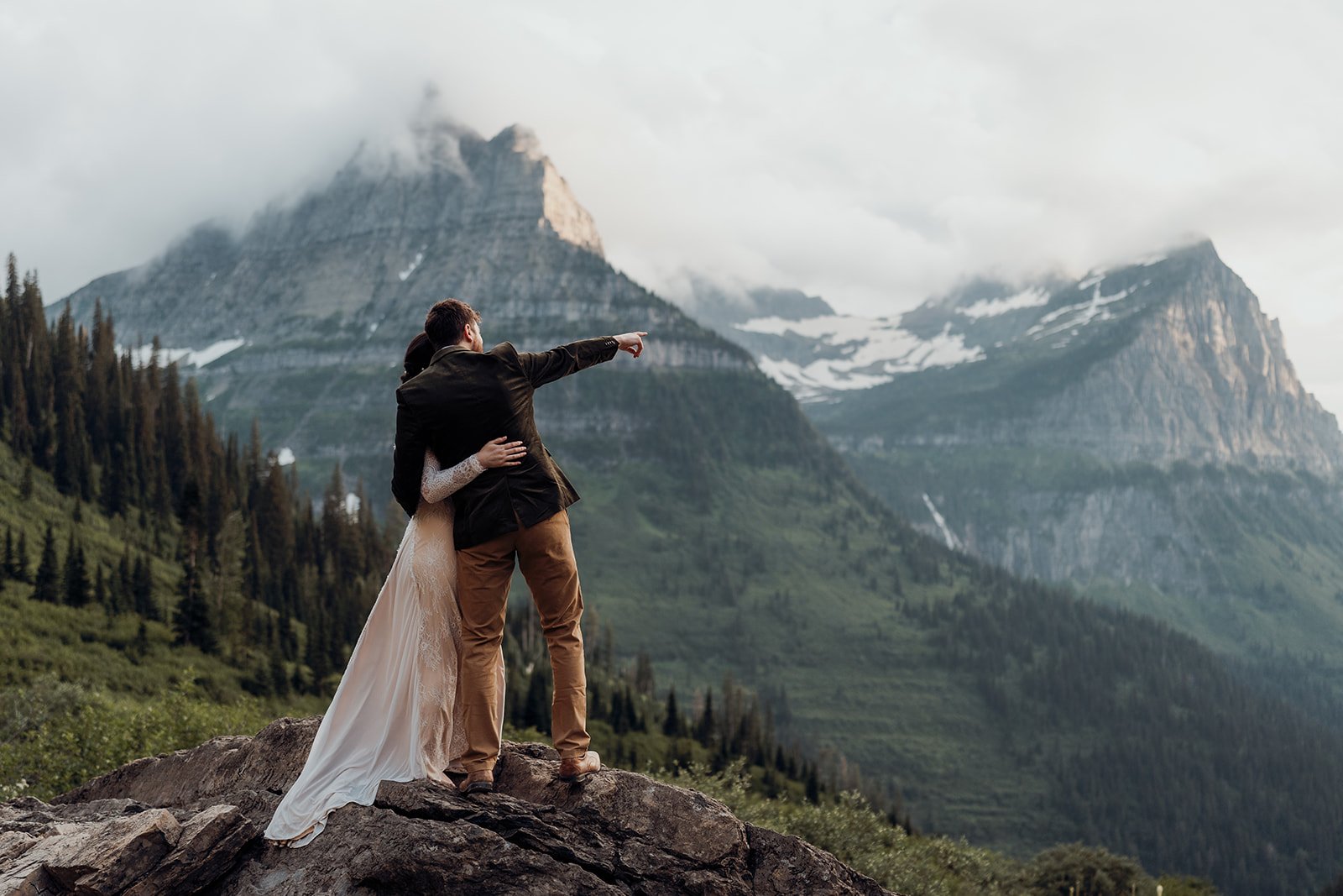 Elopement couple  in PNW