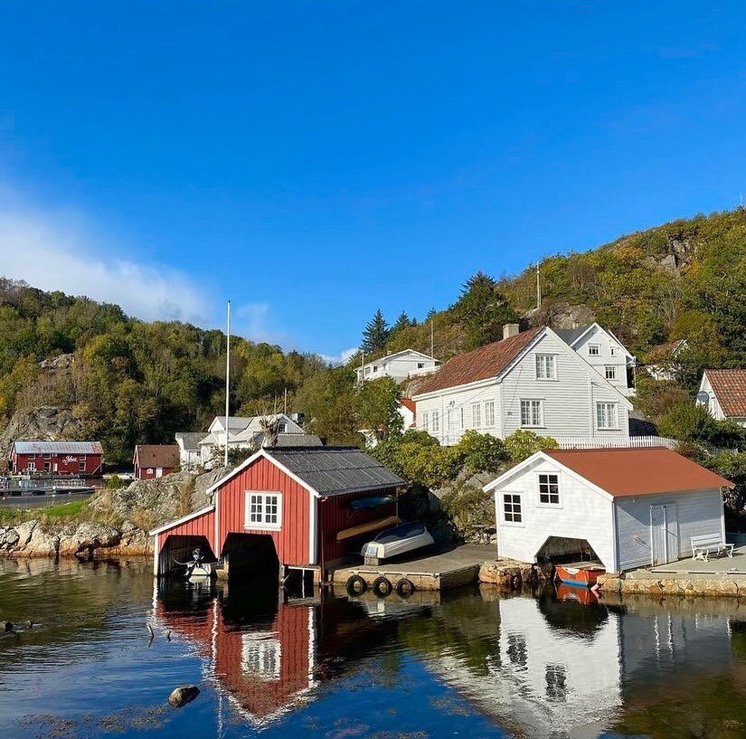 Today we are going to show you a series of lovely photos from Kirkehamn, on the island Hidra in Flekkefjord. ❤️ Enjoy! 😍🇳🇴 
 
Photographer: @monicaregine 🤩💫

#hidraflekkefjord #visitflekkefjord #flekkefjord #visitsorlandet #magmageopark #visitno