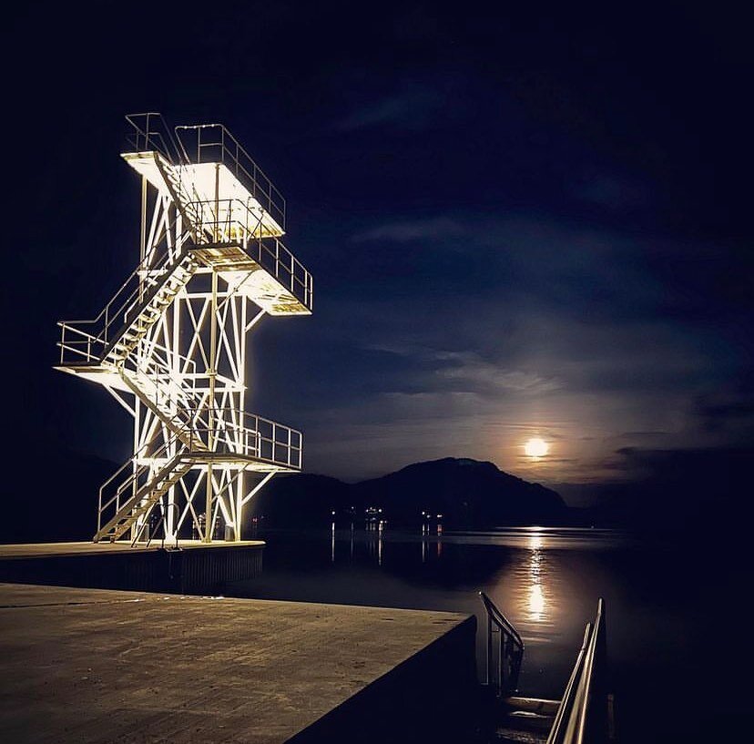 The diving tower at Gr&oslash;nnes is iconic! Have you seen it? ❤️
 
Photographer: @bashishkina 🤩💫

#gr&oslash;nnes #visitflekkefjord #flekkefjord #visitsorlandet #magmageopark #visitnorway #Norge #Norway #Norwegen #Norvege #Noruega #nightphotograp