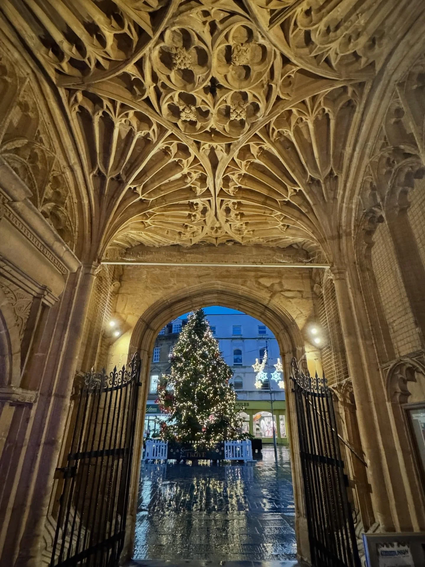I took this photo of the fan vaulted porch whilst sheltering from torrential rain at Cirencester&rsquo;s Parish Church this afternoon. The Christmas Tree lights sparkled on the wet pavement and I took a moment to reflect &hellip; 🌲 💦 

On 1st Decem
