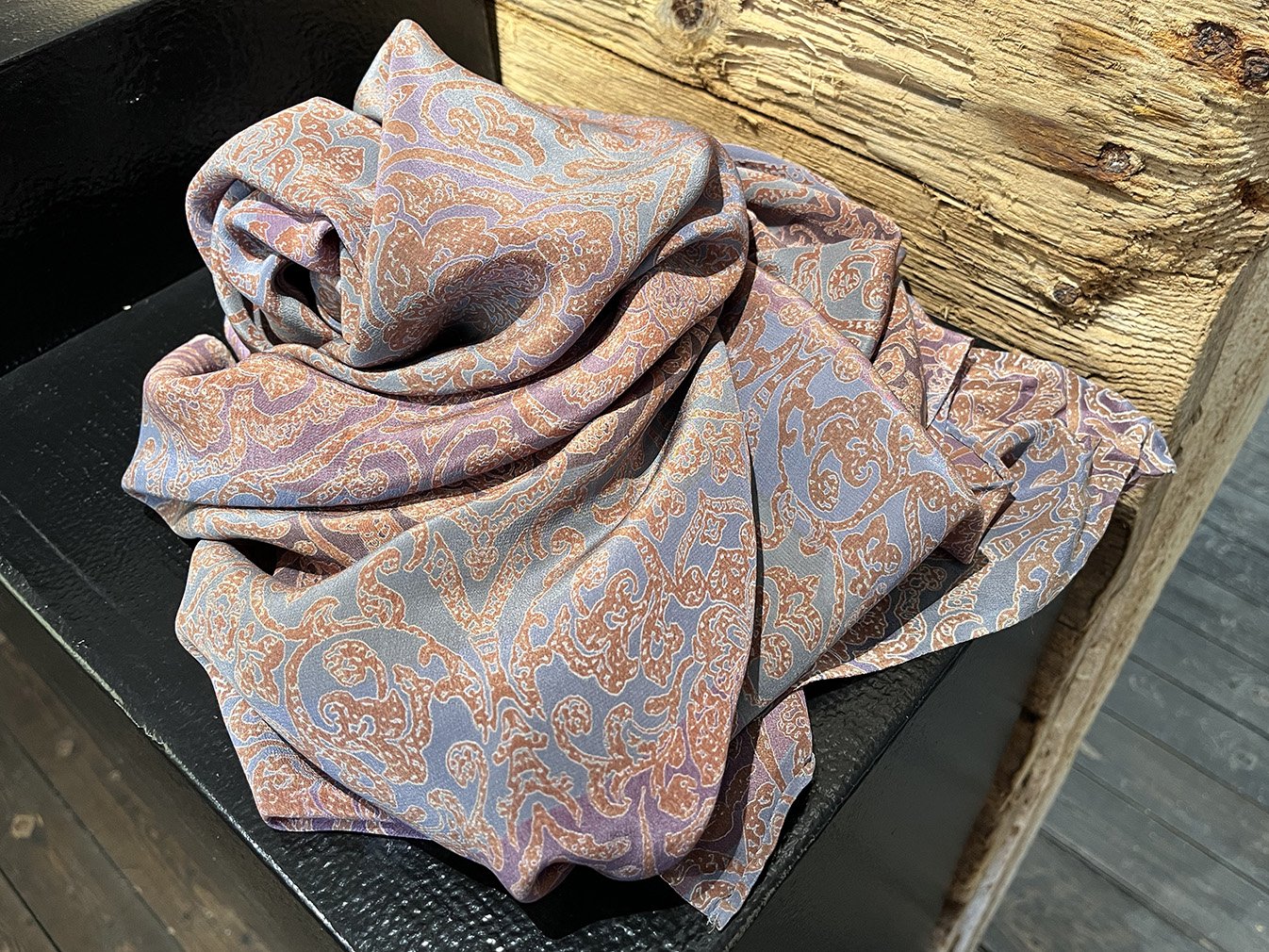 Silkesjal, farge, fargeets og silketrykk på silke