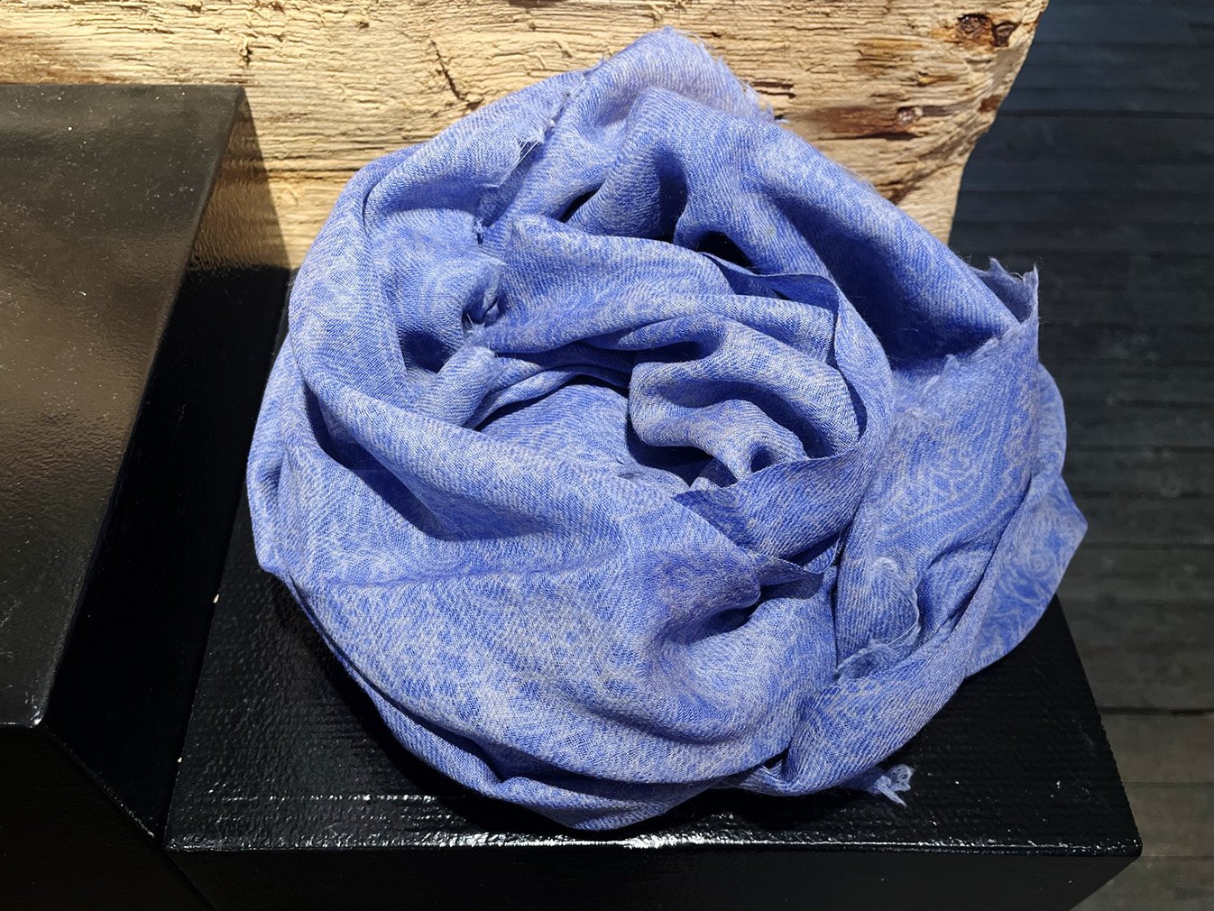Silkesjal, silketrykk og fargeets på silke, ca 115 x 115 cm