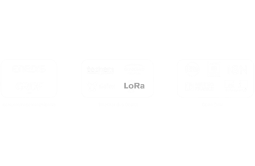 L'image montre une webcam noire et un clavier, avec une feuille blanche à côté.