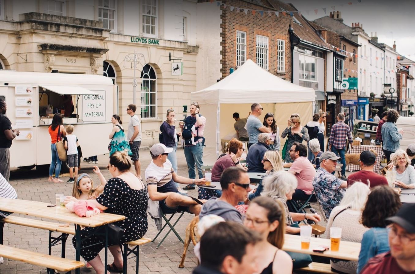 The forecast is looking lovely for this weekend ☀️ 

Pop along to #SecondSundays to shop with local traders, enjoy a bite to eat, try a free creative workshop or sit and have a drink in the sunshine 👌

#andover #hampshire #hampshiremarkets #streetfo