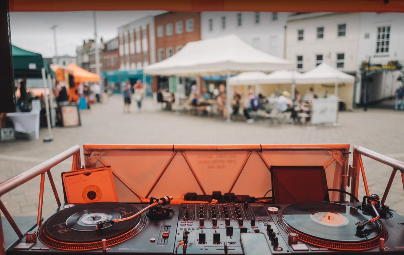 Second Sundays is open! 🎉

Join us on Andover High St until 3pm today, to listen to music, eat tasty street food, enjoy a drink, shop and try a free drop-in print workshop. 

#andover #hampshire #streetfood #market #daysout #sunshine