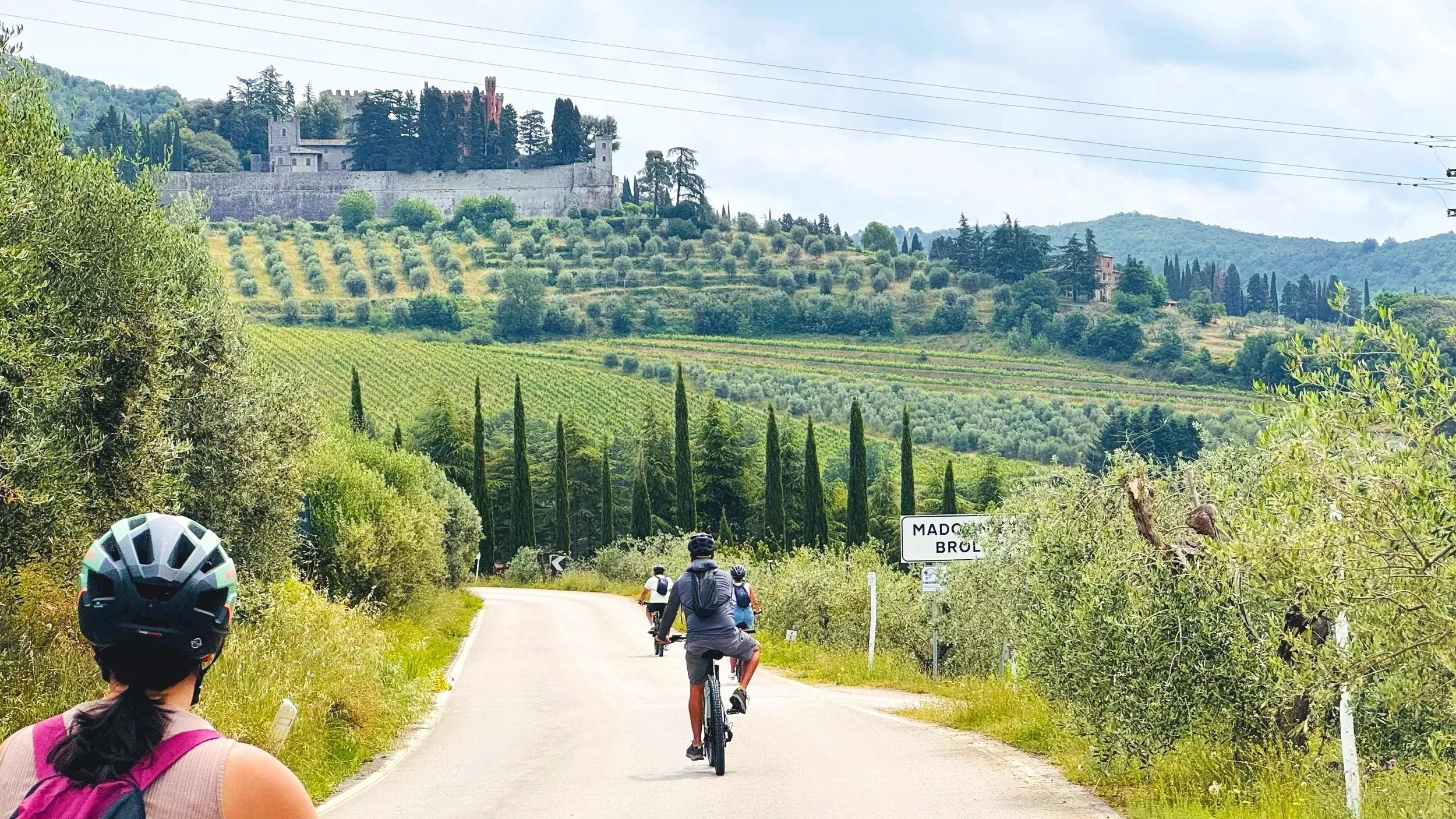 Cyclists in the Chianti Classico, next to the Castle of Brolio