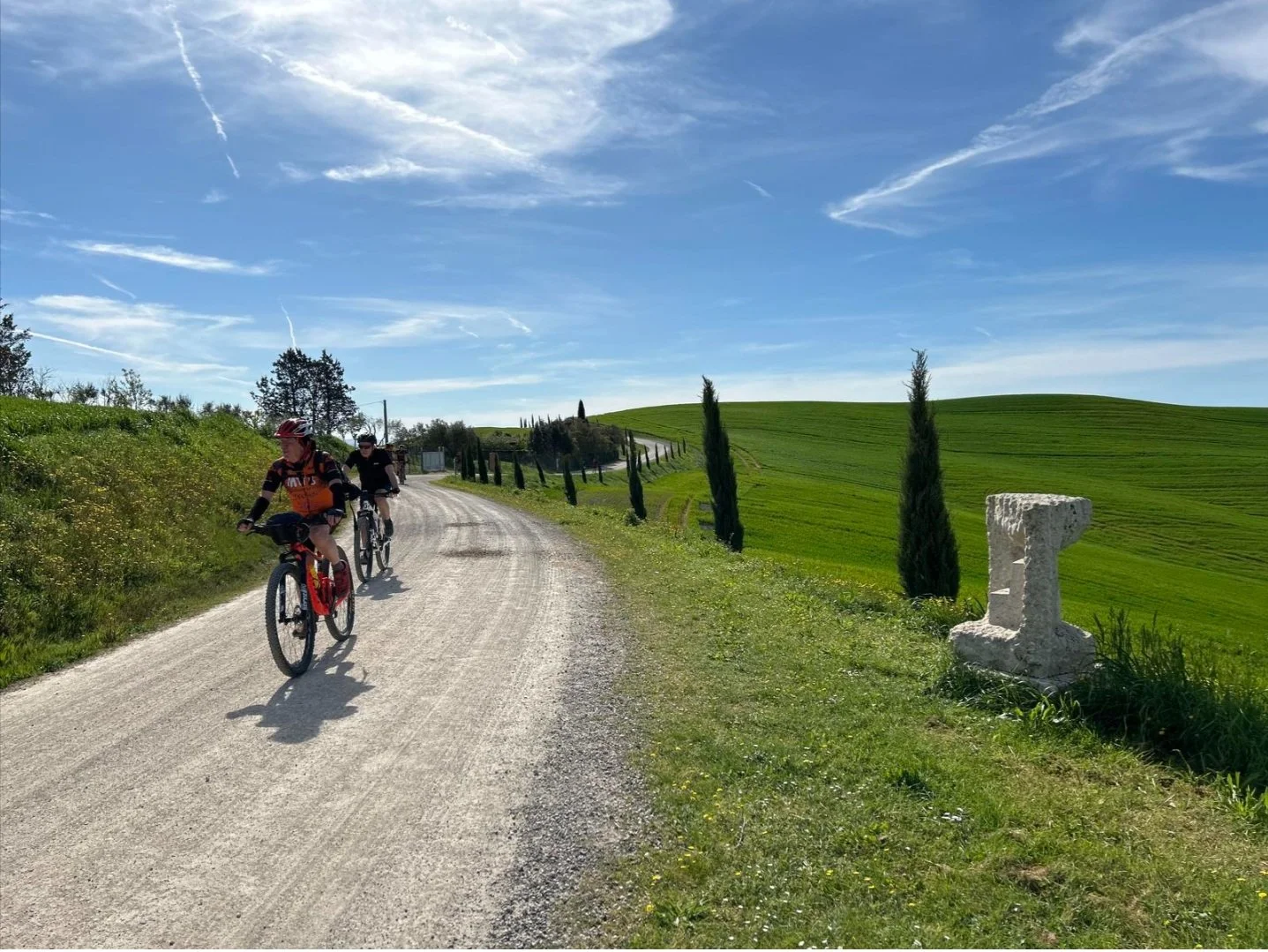 Ciclisti Via Francigena Val d'Arbia.jpg