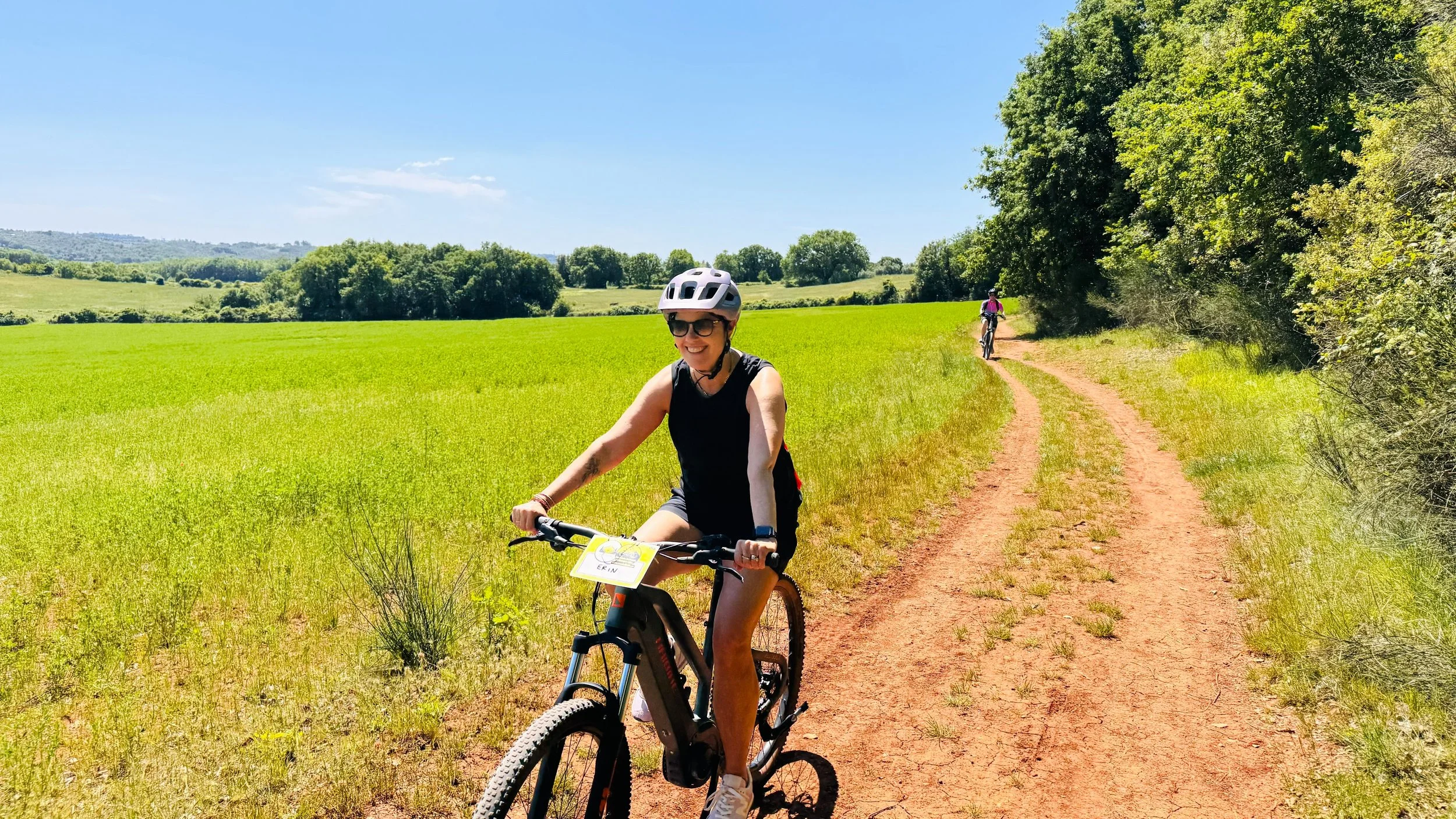 Family riding their Ebikes during the Monteriggioni Tour