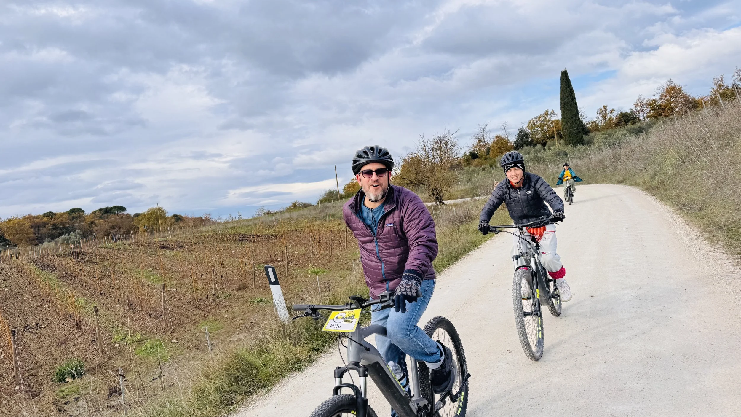 Passeio de bicicleta em família feliz Chianti Classico