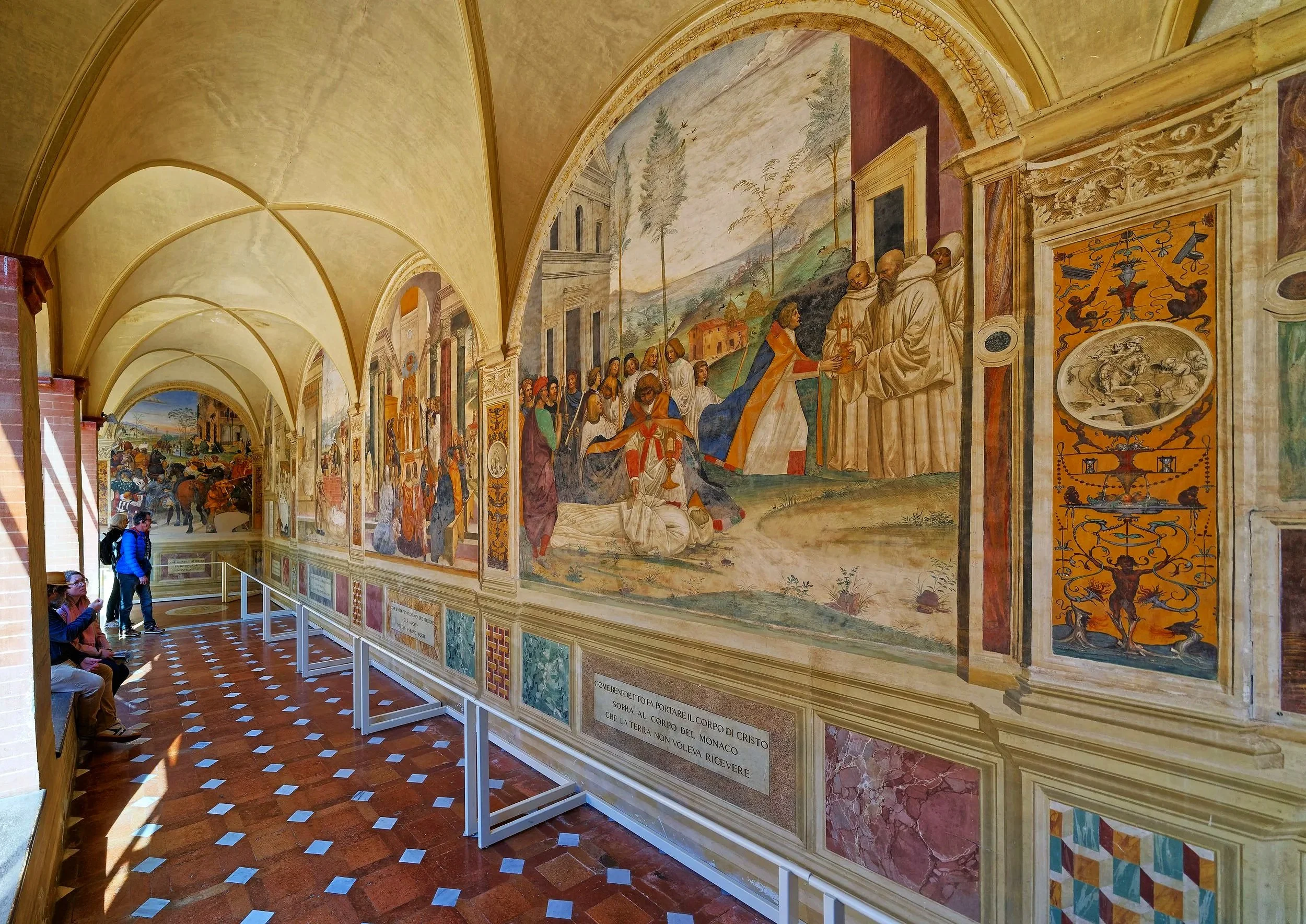 36_Fresken_schm%C3%BCcken_den_Kreuzgang_des_Klosters._03.jpg
