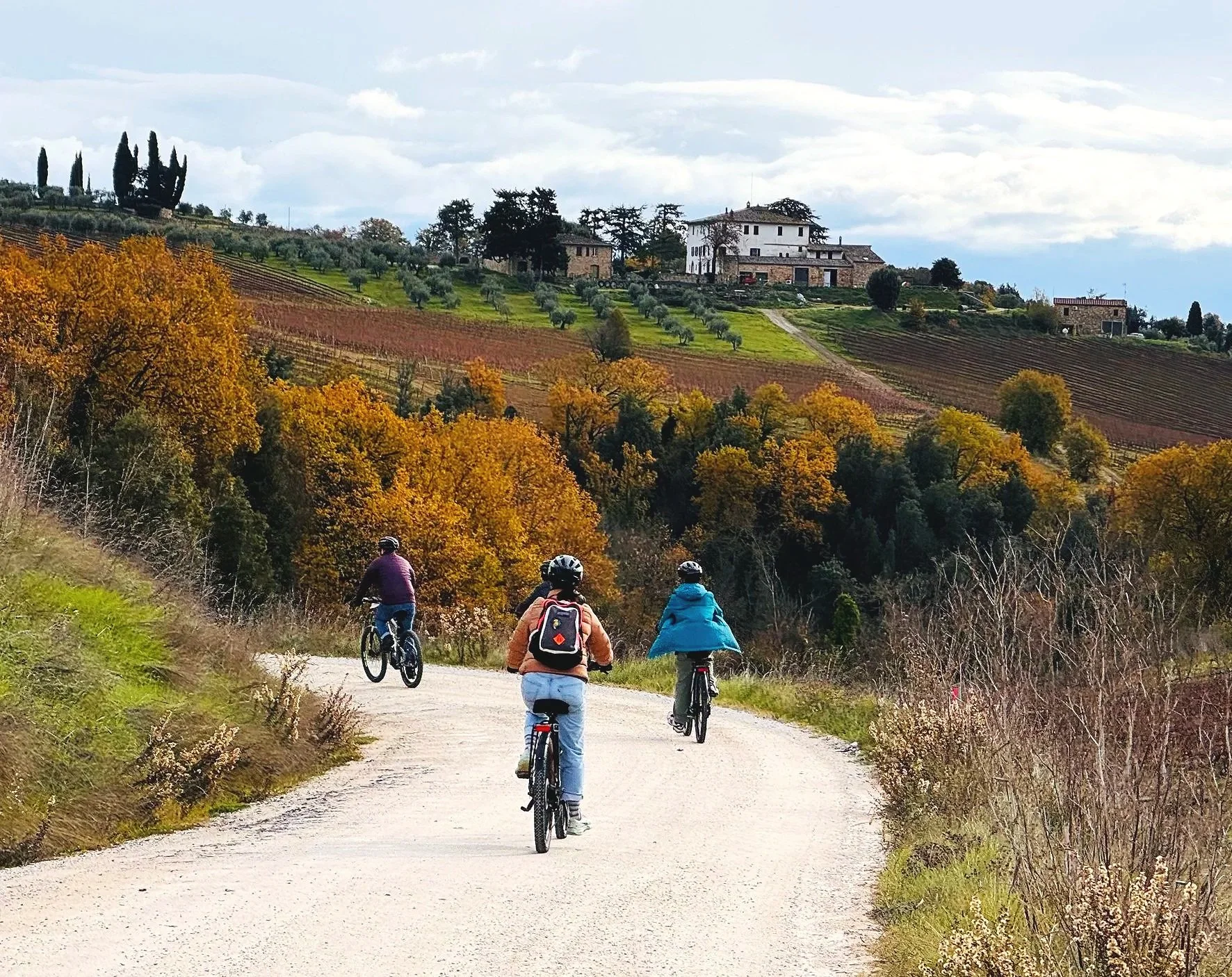 Estradas de cascalho e bicicleta