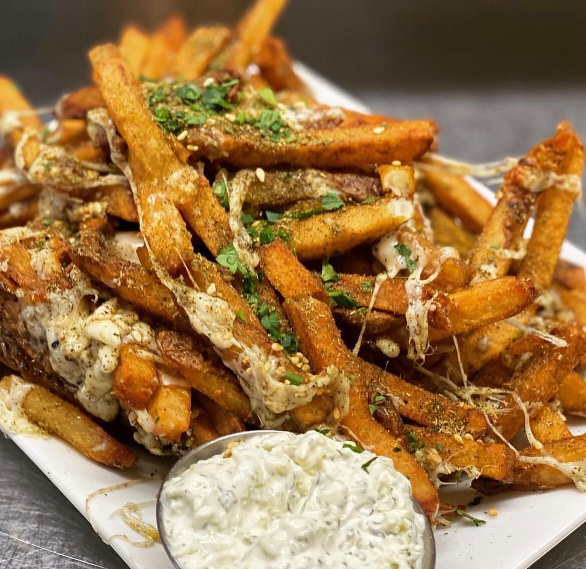 Za'atar Cheese Fries 🍟 our triple
cooked, hand-cut fries, melty Armenian string cheese, Lebanese za'atar, house tzatziki 👏🏽
these are some seriously international #cheesefries #zaatar #tzatziki #frenchfries #semolinaspecials #takeout #delivery @to