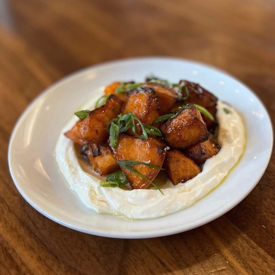 🍠 Special! 💫 Honey Roasted Sweet Potato Side! Perfect for sharing 👯👯&zwj;♀️ Creamy lebni, lemon zest, scallion, crushed reds, Lebanese evoo, clover 🍯 honey, sea salt flakes 🏃🏽&zwj;♀️ ✨ #sharethelove #sogoodsogoodsogood #lebni #sweetsaltyandhea