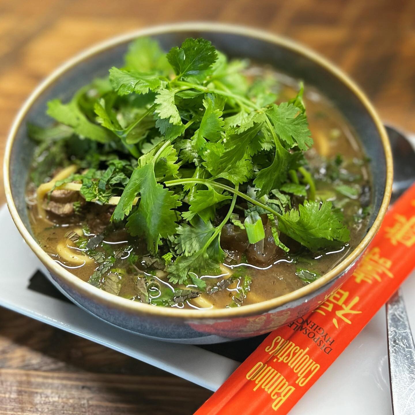 Beef Shawarma Noodle Soup 🍜 this will warm you up 👏 house-made caramelized onion + beef broth, fresh egg noodles, tender beef shawarma, lots of fresh cilantro, mint &amp; scallions 🌿 #noodles #davesfreshpasta #noodlesoup #pho #kinda #beefshawarma 