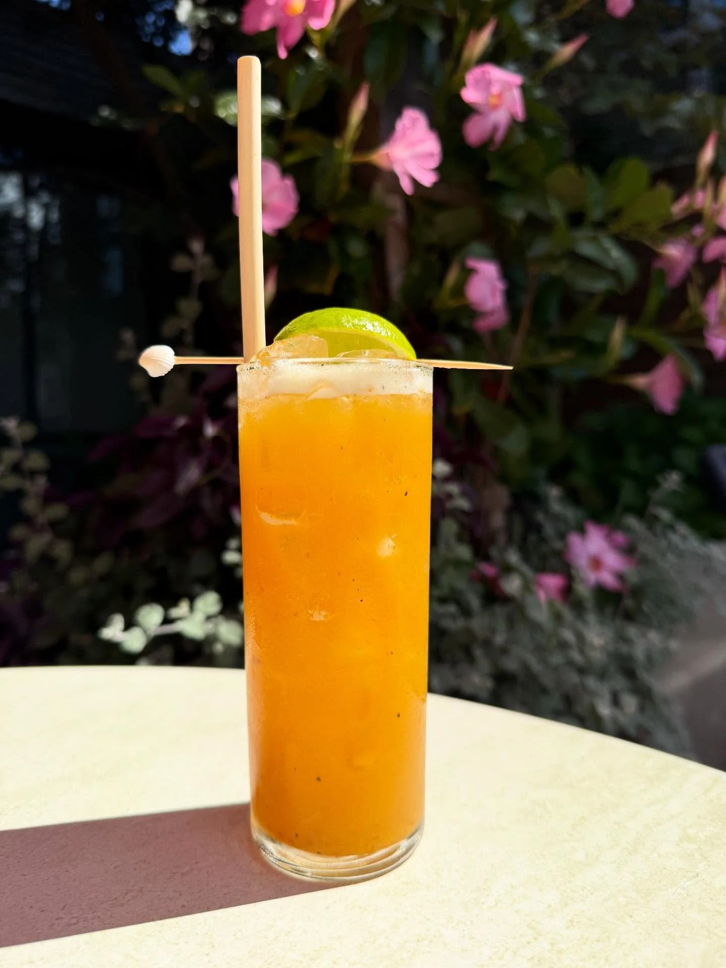 β¨ COCKTAIL SPECIAL π Jameson and the Giant Peach π€€ fresh grilled @thepeachtruck peaches, @jamesonus whiskey, tumeric honey + lime π‍π©π― so puckery and smooth for #thirstythursday! 
#seasonalcocktails #seasonalproduce #peaches #booksbooksbook