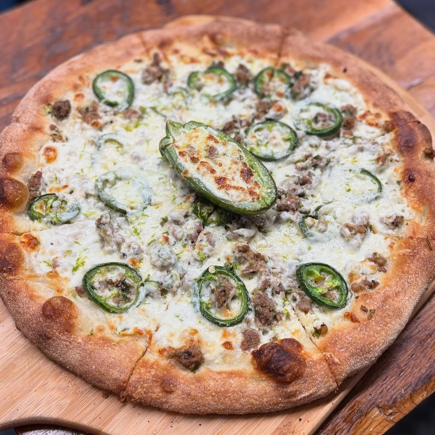 Jalapeño Popper Pizza β€οΈ‍π₯ house-made pork sausage, buttermilk cream cheese, cheddar & mozzarella, lime zest, roasted jalapeño popper garnish πΆοΈ
.
.
.
#jalapeno #jalapenopoppers #pizza #jalapenopopperpizza #whitepizza #spicy #