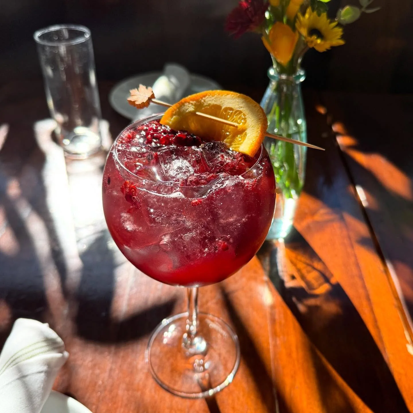 πΈπ₯JAM BAND ππΆ sangria π·π·with groovy California white wine, @brovospirits “Jammy” sweet vermouth, macerated fresh blackberries, orange-lemon-lime simple, topped with bubbles πͺπͺπ«§
#sangria #wine #winecocktails #craftcocktails #seas