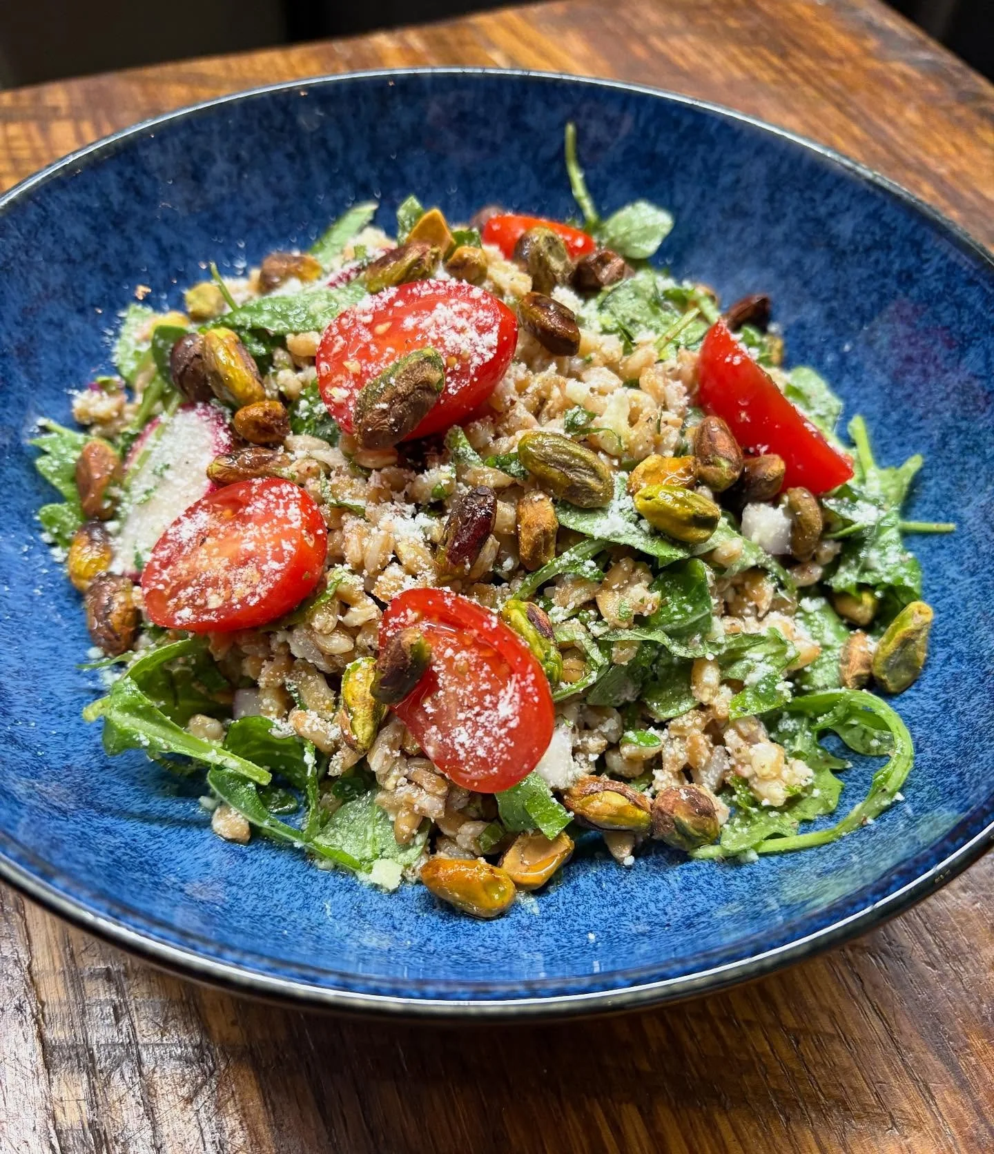 πͺπ¬ πΎ SPECIALπ«β¨The Farro Salad… Egyptian #farro, roasted pistachio nuts, tomato, radish, red onion, arugula, parsley, mint, lemon sumac dressing, Pecorino Romano cheese! Our homage to the #iconic farro salad at Charlie Bird #NYC β€οΈ
#semoli